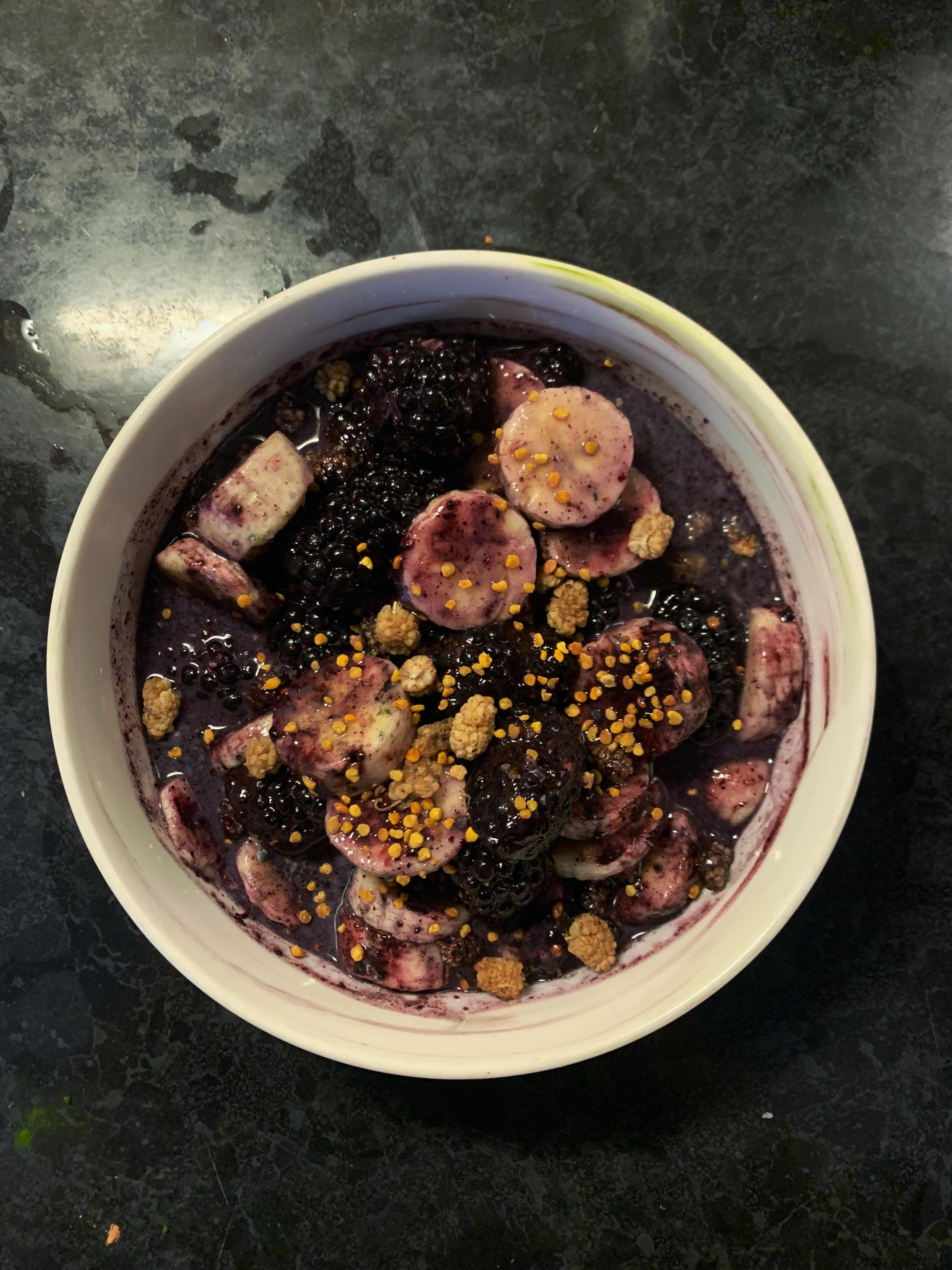 Best avoid on Zoom days 🦷 😁
🫐Wild blueberry powder
🪸Spirulina
🌱Barley grass juice powder
Fruit cereal -
Bananas
Blackberries
Dried mulberries for chew
Banana / oat milk
Maple syrup
Bee pollen
💜
