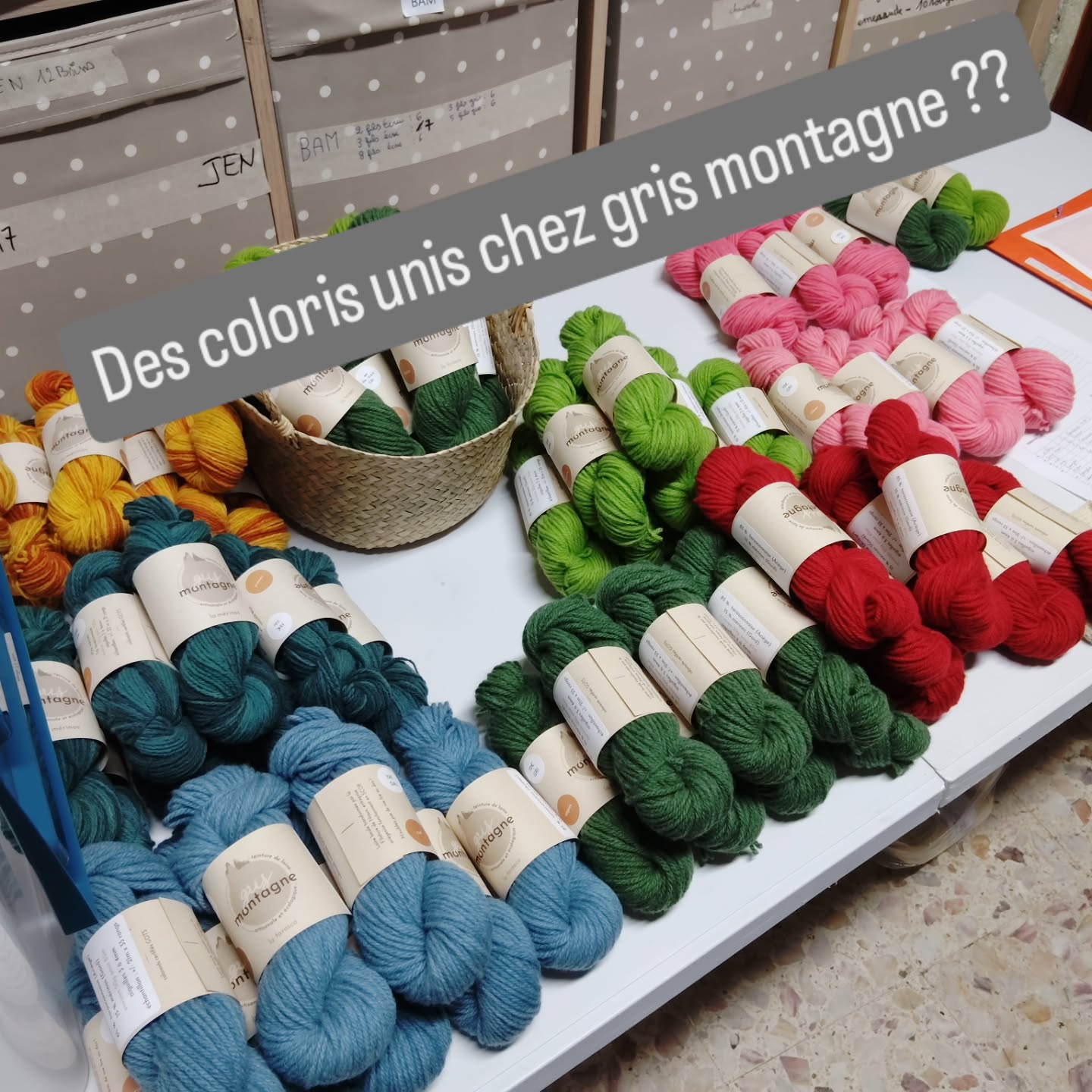 Depuis fin mars vous pouvez trouver dans la boutique @pyreneesfilsetlaines à Saint Girons une jolie collection de 5 coloris unis sur un fil qui provient de la @filaturedeniaux !
Attention, ils ne sont en vente que là-bas, je les ai teints juste pour la boutique 🫶
--
gris montagne, c'est de la teinture écologique de laines locales ! Des fils 100% français, des troupeaux pyrénéens et des colorants labellisés GOTS, vous trouverez sûrement votre bonheur dans la boutique.
#teinture #artisanat #laine #pyrénées #laineécologique