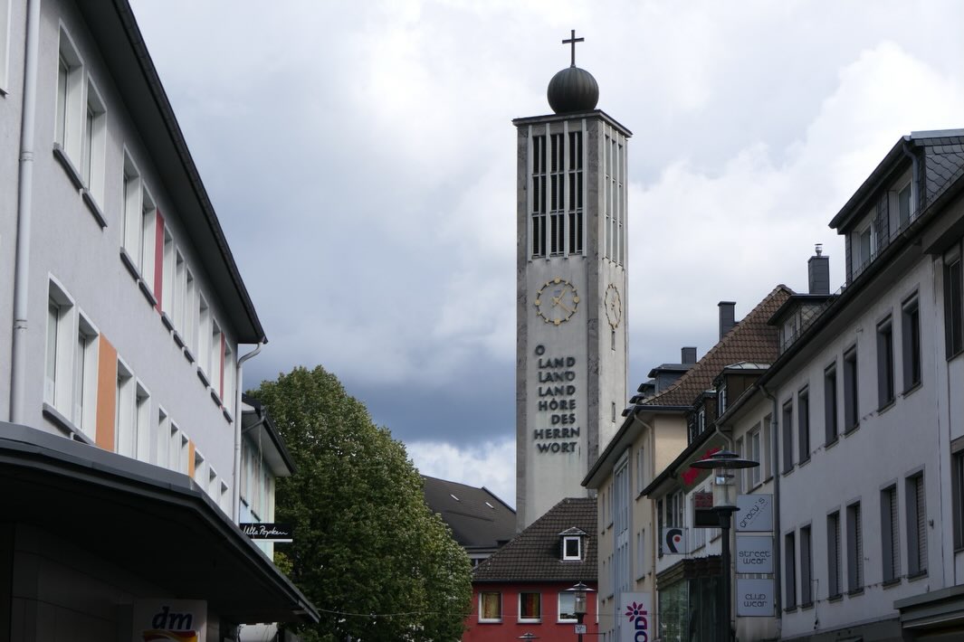 Wie soll unsere Innenstadt in 10–15 Jahren aussehen? 🤔🟠
Genau diese Frage bleibt im aktuellen Konzept „Stab Innenstadt“ unbeantwortet und das ist das zentrale Problem.
👉 Ohne klare Vision drohen Stückwerk, ineffiziente Projekte und weiterhin steigende Leerstände.
👉 Stattdessen braucht es ein mutiges Zielbild: eine Innenstadt als lebendiger Wohn-, Arbeits- und Lebensraum.
👉 Und vor allem: echte Beteiligung der Menschen, die die Stadt prägen – Eigentümer, Händler, Investoren und Bürger.
👉 neue Denkanstöße statt alter Köpfe
Aktuell liegt der Fokus zu stark auf einzelnen Großprojekten. Doch entscheidend ist das große Ganze:
✔️ Mehr Aufenthaltsqualität
✔️ Neue Nutzungen für Leerstände
✔️ Stärkere Einbindung junger Menschen und Familien
✔️ Klare Strategie statt Einzelmaßnahmen
💡 Fazit: Erst Vision, dann Umsetzung. Nur so kann eine nachhaltige Entwicklung gelingen.
Oder was meint ihr dazu? 🧡
#sgzukunft #zukunftgestalten #innenstadt
