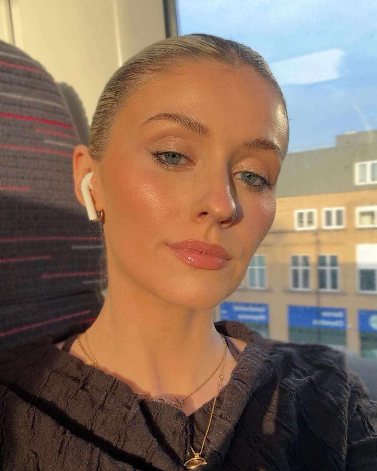 Swipe to the end for the reality of being a makeup artist 😂 little photo dump of life lately
1. Proof that lighting is everything ☀️
2. One of many @yslbeauty pr parcels lately 🥹🩷
3. Still dreaming about this @nikki_makeup masterclass look 🤩
4. Weddings are back! My gorgeous bride Sabrina 🌸
5. @anua_uk x @kpopdemonhuntersnetflix event 🪩
6. The fist of many London weddings this year 👰🏽
7. Fun content day with the gorgeous @ieshamullah ✨
8. The job isn’t as glamorous as it looks, my wrist ain’t having fun at the moment 🙃carpal tunnel or genetic arthritis, maybe both? Who knows 😂
#makeupartist
Photo dump
Makeup artist London
The life of a makeup artist
Hertfordshire bridal makeup artist