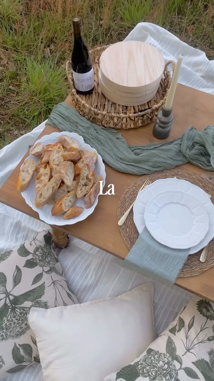 Les Tables de Harumi reviennent pour 2026 ✨
Des pique-niques, toujours aussi élégants et intimistes, installés pour vous, au cœur des vignes de l’appellation Chinon 🍷
Les réservations sont désormais ouvertes et les premières dates sont déjà indisponibles.
À très vite dans les vignes 🍇