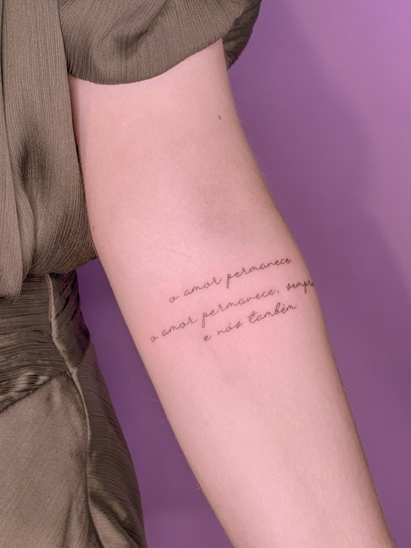 O amor permanece sempre 💖
Se quer uma tatuagem escrita delicada como essa, envia uma mensagem e vamos conversar!