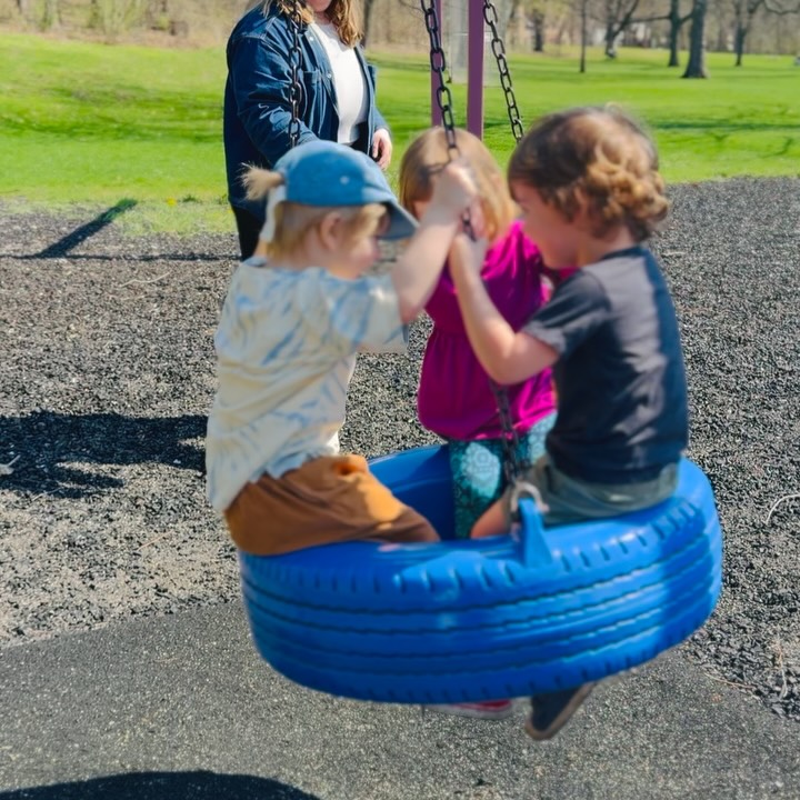Hoy fue una aventura llenita de conejitos y sol. 🐰🌞
Today was an absolute bunny-tastic adventure! 🐰🌿 We explored everything about rabbits 🐇what they munch on, how they hop through the forest, and we even pretended to bounce over logs in our own magical woodland. The kids matched geometric shapes on carrots, sorted bright pom-poms to create fluffy bunny tails, and crafted adorable bunny portraits from recycled cardboard and egg cartons. The best part? After all that creativity, we soaked up the sunshine at Vilas Park🌳running, climbing, and even spotting real bunnies hopping in the grass! We’re so excited for more sunny, warm days ahead☀️spring is here, and we can’t wait for more adventures!
