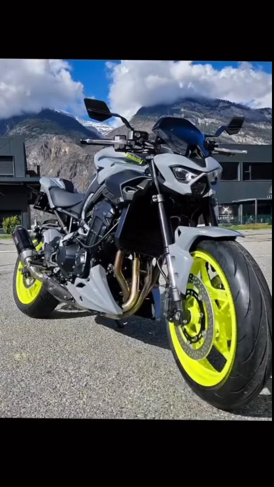 🏍️ Nouveau look pour cette moto 🔥
Peinture complète avec un style sobre et agressif, accompagné de jantes jaune fluo qui apportent un contraste unique.
Un mélange parfait entre élégance et sportivité.
✔️ Peinture complète
✔️ Travail de précision
✔️ Finition professionnelle
Vous aimez ce contraste ? 😍
📩 Contactez-nous en message privé pour vos projets peinture et personnalisation.
#carrosserie #peinturemoto #moto #custommoto #jantesfluo