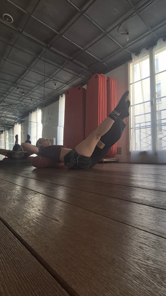 Les abdominaux ne sont pas une lutte.
Ils peuvent être une rencontre.
Avec la barre au sol Méthode Taranto, on ne “force” pas le centre : on l’organise.
On le place, on le précise, on lui redonne sa fonction première : soutenir le mouvement, sans tension inutile.
Les accessoires deviennent des alliés.
Ils guident, ils soutiennent, ils rendent visible ce qui est souvent flou à l’intérieur.
Le corps cesse de compenser… et commence à comprendre.
Et là, quelque chose change.
On ne cherche plus à tenir.
On sent.
On sent un centre plus vivant, plus juste, plus disponible.
Un corps capable, stable, intelligent.
Il y a de la douceur dans la précision.
Et dans cette précision, il y a du plaisir.
Le plaisir de se sentir forte sans dureté.
Le plaisir de se redresser sans se crisper.
Le plaisir, surtout, de pouvoir ensuite relâcher vraiment, parce que le travail a été juste, pas violent.
On ne construit pas seulement des abdominaux.
On construit une relation au centre du corps :
plus consciente, plus fière, plus apaisée.
🗓 3 rdv hebdomadaires
Lundi 12h30 I Mardi 12h30 I Jeudi 11h
📍Studio Méthode Taranto & co
187 rue du Temple Pari 3
🔗 Réservation sur www.methode-taranto.com
.
.
.
#barreausol #training #routine #bien-être #paris