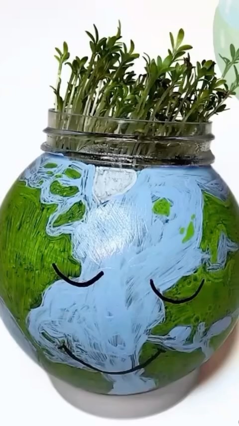 🇬🇧The soil richness on Earth
For this Earth Day, I wanted a beautiful image, a representation of a fertile Earth, a rich Earth, a living Earth, an Earth full of resources, a nurturing Earth.
🌍Materials:
- plastic globe
- posca markers (blue, green, white and black)
- blue paint
- mod podge
- brushes
- soil
- seeds (here organic cress seeds)
🌍Step-by-step:
Draw the contours of the continents with a thin marker.
Paint the continents green (or white, depending on ice coverage) and the ocean in blue.
Varnish to protect the paint.
Fill the plastic container with soil
Add the cress seeds
Put the globe in a sunny room and water daily.
The diversity of species is so great that we only know a tiny fraction of them. Let’s protect our environment so that this diversity can continue and evolve.
🌍🥜🌱🌍🥜🌱🌍🥜🌱
🇨🇵La richesse de la terre sur Terre
Pour cette journée de la Terre, je voulais une belle image, celle d’une Terre fertile, d’une Terre riche, d’une Terre vivante, d’une Terre pleine de ressources, d’une Terre nourricière.
🌍Matériels:
- globe en plastique
- marqueurs posca bleu, vert, blanc et noir
- peinture bleue
- vernis
- pinceaux
- terreau
- graines (ici du cresson)
🌍Réalisation:
Dessiner les contours des continents avec un marqueur fin.
Peindre les continents en vert (ou blanc en fonction de la couverture en glace) et les océans en bleu.
Vernir l’ensemble pour protéger la peinture.
Remplir le contenant de terreau.
Ajouter des graines de cresson.
Placer dans une pièce ensoleillée et arroser quotidiennement
La diversité des espèces est tellement grande qu’on en connaît qu’une infime partie, protégeons notre environnement pour que cette diversité perdure et évolue.
—
#earthday2026 #inspireuswithyourplay #inspiretheirearlyyears #savecraftplay #recyclemeplay