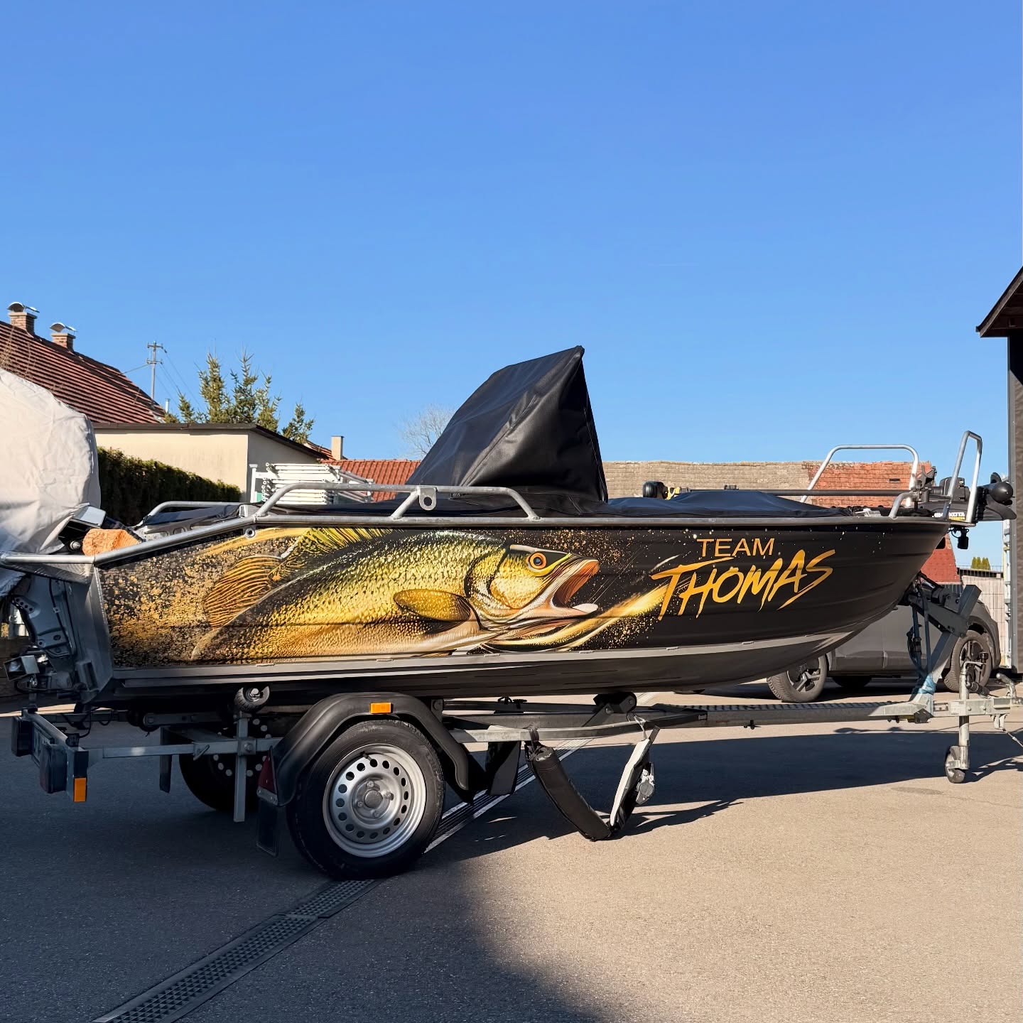 Für dieses Boot gab es eine Vollfolierung Inkl. passendem Design 👌🏼 🎣 😎
#bootfolierung #bodensee #folierung #beklebung #anglerboot