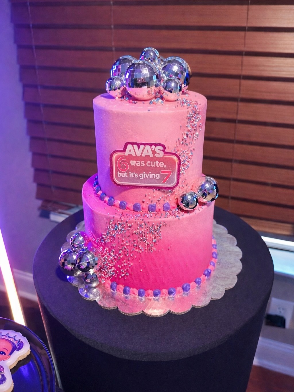 “Ava’s 6 was cute… but it’s giving 7.” ✨🎤💜
This custom cake moment was designed to feel like the transition between eras — layered sparkle, disco accents, and a statement topper that tied right into the storyline of the night.
And beyond the look?
Confetti cake inside… soft, moist, and just as fun as it looked. 🎂✨
Beautifully executed by @cakeladymo, who brought the vision to life perfectly for Ava’s 7 Era celebration.
🎥 Content Crew Credits:
Event Styling: @ImagineThatEventDesigns
Balloon Design: @louandleeeventsanddesigns
Cake Artist: @cakeladymo
DJ: @djbabydrea
Mascot Performers: @partytimecharactersatl
Car Track Vendor: @joyridekidscar
Treat Maker: @treat.slayer
Graphic Printing: @decoprint.services
Custom Favors: @craftingwithmeek
#Avas7Era #ImagineThatEventDesigns #CustomBirthdayCake #AtlantaEventDesigner #CakeDesignAtlanta