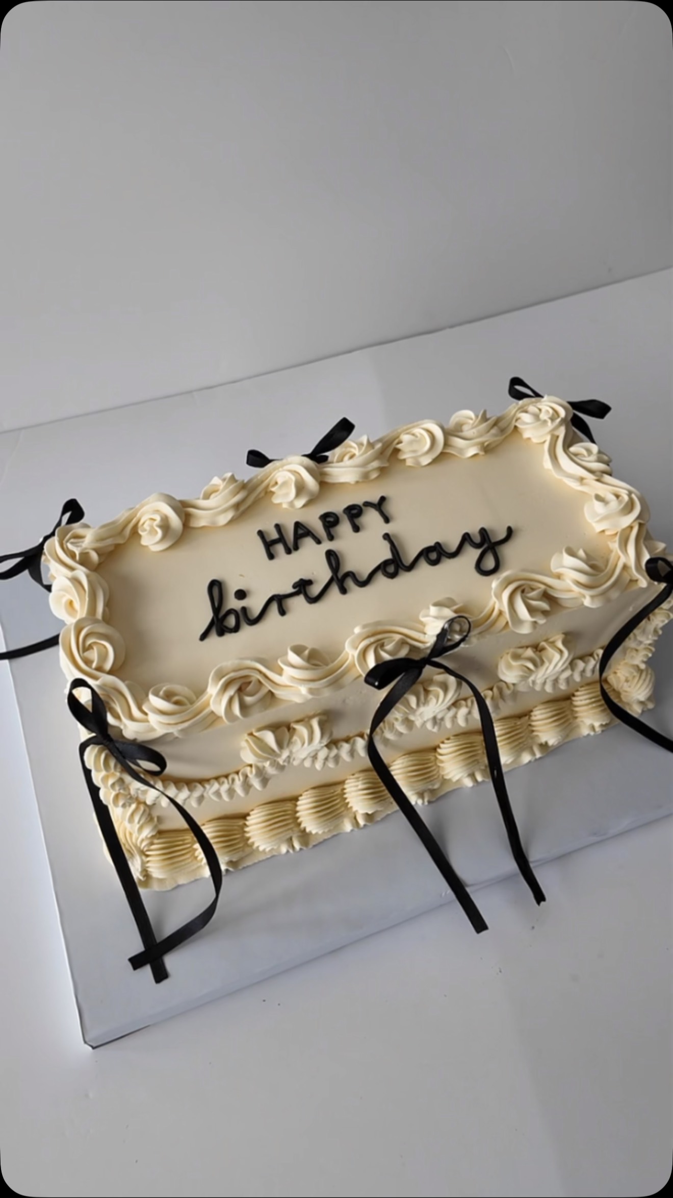 This cake strikes will definitely strike a pose at your birthday π€
#trendycakes #blackbowcake #pipingcake