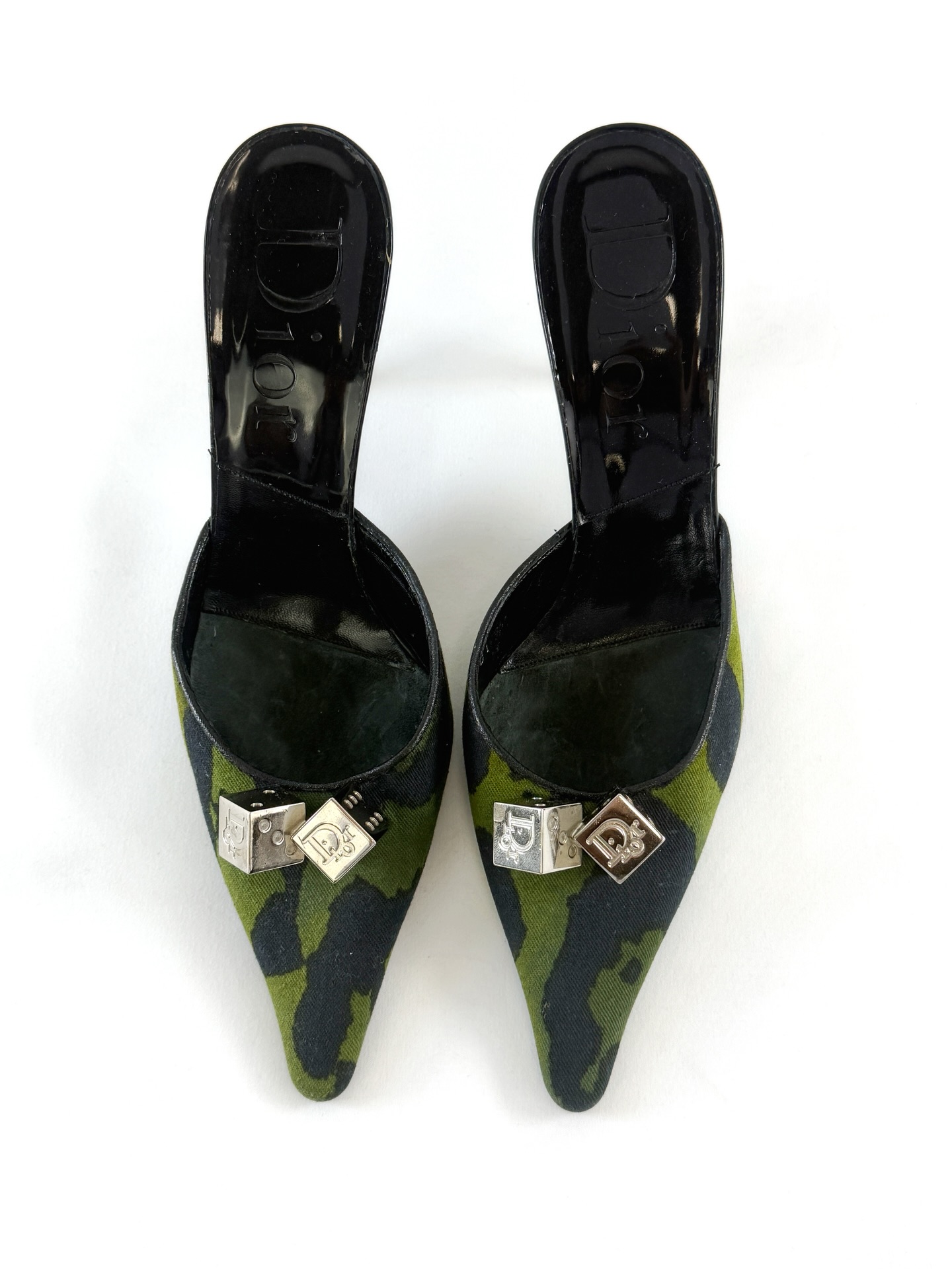 Just arrived! Vintage Christian Dior in size 36.5. DM for more details
#Christiandior #dior #vintage #designer #vintagedior