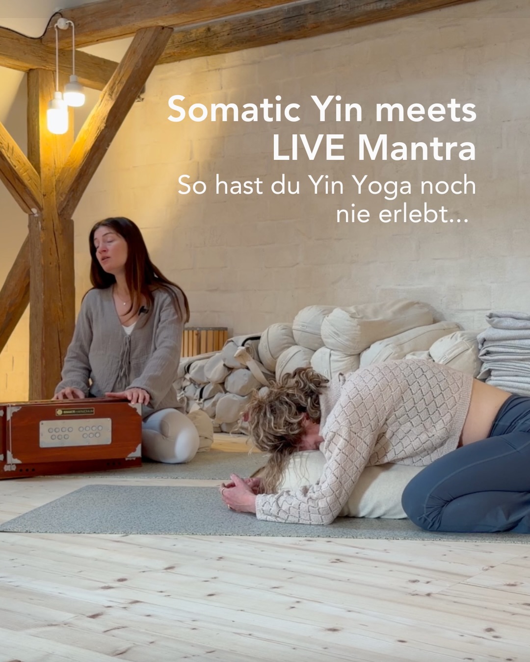 So viele denken, sie machen etwas falsch,
wenn sie im Yin Yoga nicht abschalten können.
Aber vielleicht liegt es nicht an dir…
sondern daran, dass dir etwas fehlt.
✨ Mehr Unterstützung im Körper. Mehr Zugang zum Fühlen.
Genau hier beginnt für mich der Unterschied:
Somatic Yin Yoga x Live Mantra
Während du im klassischen Yin oft einfach „in einer Haltung bleibst“, lädt dich Somatic Yin dazu ein, dich von innen heraus zu spüren – mit kleinen Impulsen, mit deinem Atem, mit deiner Aufmerksamkeit.
Und der Sound?
Er ist nicht nur Hintergrund.
Er wird zu etwas, das dich trägt.
Fast wie eine zweite Haut, die dich umhüllt und dich tiefer sinken lässt.
👉 Du musst nicht mehr versuchen, loszulassen.
👉 Dein System darf es einfach tun.
Diese Kombination ist genau das, was wir auch in unserer Ausbildung weitergeben:
Inner Soma – Somatic Yin Yoga Training in Portugal 🇵🇹
Ein Raum, in dem du lernst:
– wie du Yin Yoga wirklich verkörperst
– wie du Menschen über Spüren statt Technik begleitest
– wie Sound, Nervensystem & Körperarbeit zusammenwirken
Wenn du spürst, dass dich diese Art von Yoga ruft…
👉 schau dir alle Infos hier an:
https://www.liz-flows.com/yin-ausbildung-portugal
