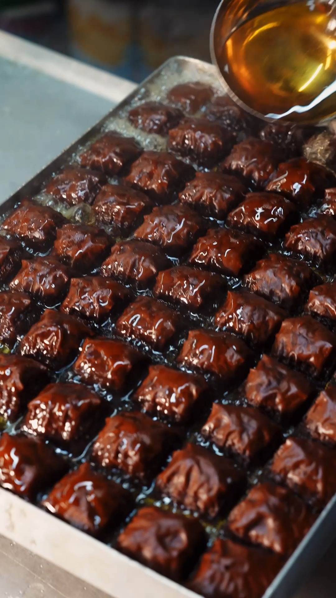 Kat kat açılan hamur,
özenle seçilen malzemeler ve çikolatanın dengeli dokunuşu…
Fırından çıkan her tepside aynı özen, aynı lezzet.
Çikolatalı baklava, Merhaba Pastaneleri’nde hazırlanıyor.
Sipariş ve bilgi için:
📍 Başakşehir: 554 364 09 77
📍 Mavera Başakşehir: 544 326 34 34
📍 Merter: 555 655 02 74
📍 Halkalı: 552 913 00 99
📍 Sirkeci: 501 143 27 24
📍 Beşiktaş: 0212 236 33 36
