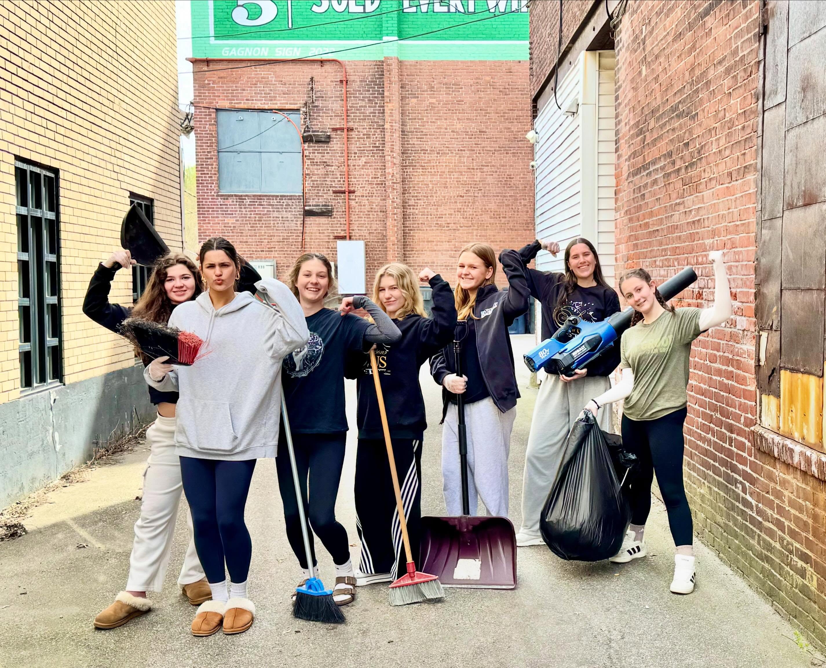 Helping make Putnam beautiful ❤️#beautificationday #thecomplexputnam
