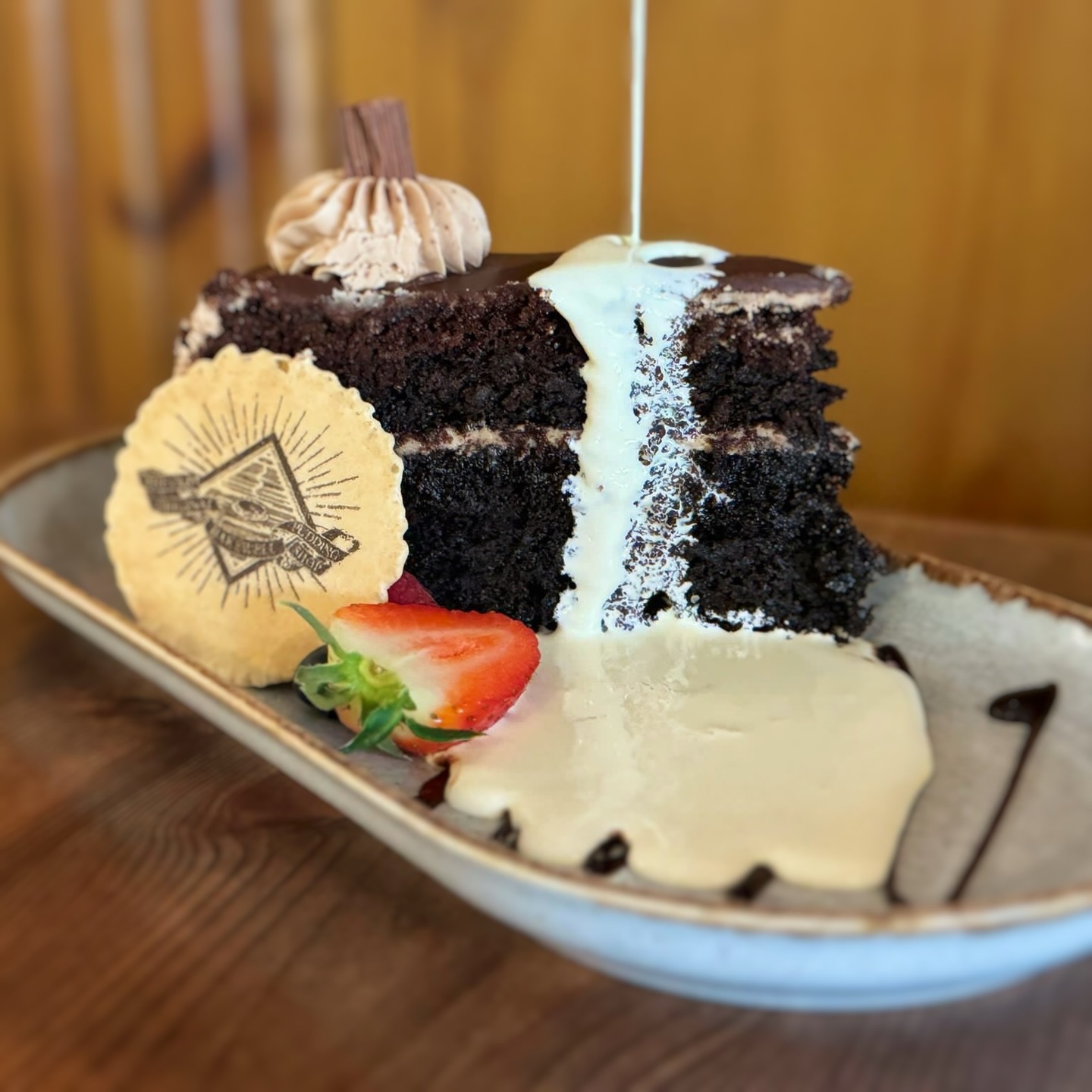A classic chocolate fudge cake made even better with generous lashings of cream 😍🍰
There’s something special about enjoying it from the charm of the old original Bakewell pudding shop, where every slice feels like a little taste of tradition💫
#theoldoriginalbakewellpuddingshop #chocolatecake #chocolatelovers #sweettreat