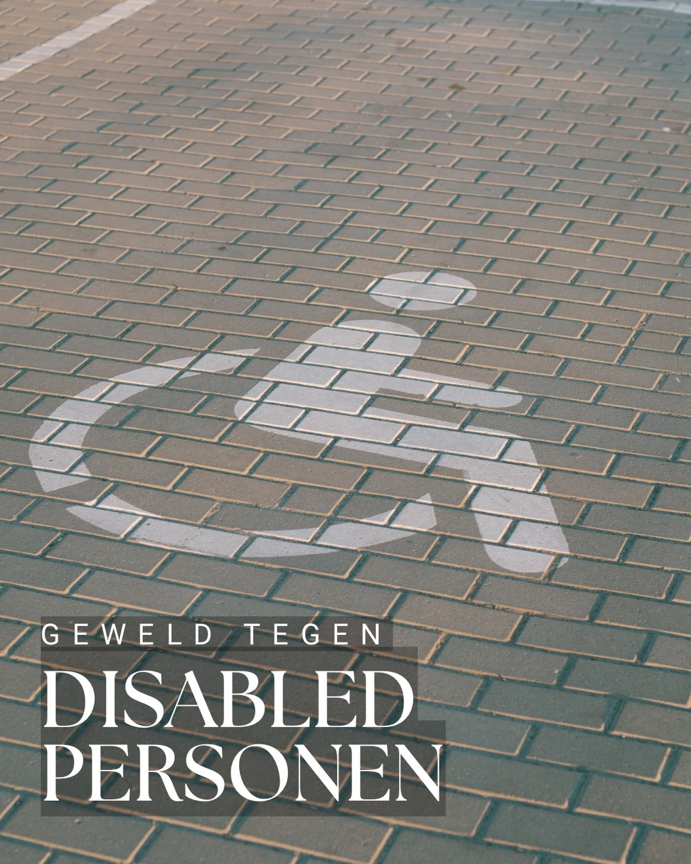 We hebben het allemaal wel voor bij zien komen, de man in rolstoel die in brand werd gestoken in Utrecht.
Geweld tegen disabled personen gebeurt dagelijks, vaak klein en soms veel groter en zichtbaarder, zoals afgelopen dinsdag het geval was. Maar klein of groot, de impact is enorm.
Onderzoek laat zien dat disabled vrouwen en meisjes vaker te maken krijgen met seksueel, psychisch en huiselijk geweld dan abled-bodied vrouwen en meisjes, maar dat zij vaak nergens terecht kunnen en er weinig beleid is tegen. Maar ook disabled mannen worden regelmatig slachtoffer van geweld.
Disabled mensen die afhankelijk zijn van zorgverleners, familieleden of instellingen worden regelmatig over het hoofd gezien als het gaat om geweld tegen disabled personen. Door die afhankelijkheid is de drempel om geweld te melden enorm hoog. Angst voor verlies van zorg, ongeloof of simpelweg geen veilige plek om naartoe te gaan, zorgt ervoor dat veel situaties onzichtbaar blijven.
Wat deze vormen van geweld extra ingewikkeld maken, is dat ze plaatsvinden in een samenleving die zichzelf graag ziet als inclusief, toegankelijk en zorgzaam.
Maar fysieke toegankelijkheid, veilige meldpunten en passende hulpverlening zijn nog lang niet vanzelfsprekend voor disabled mensen. Hulpinstanties en informatie daarover zijn te vaak niet goed toegankelijk en professionals missen vaak de kennis om signalen te herkennen.
Daarom is het belangrijk dat we dit niet zien als incident, maar als onderdeel van een groter probleem. Er is meer bewustwording nodig, beter beleid en vooral: luisteren naar disabled mensen zelf.
Onze ervaringen moeten centraal staan. Niets over ons zonder ons
