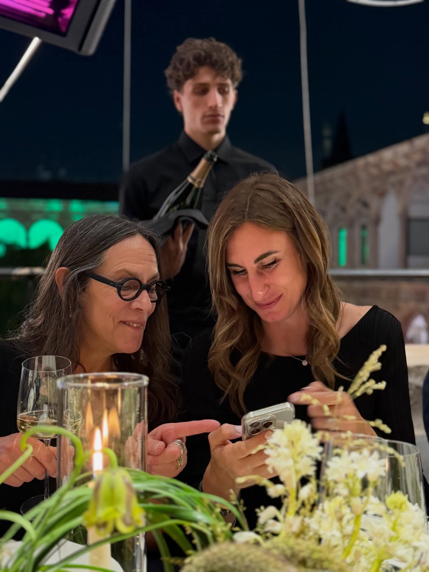 Mind The #MDW! 🧠
Giornalisti, editor, creator, designer, amici.
Ieri sera insieme, alla Statale di #Milano, per festeggiare l’ingresso di @parmigianoreggiano nel mondo del design. Piatti firmati da @stiledomenico, dessert di @fabrizio.fiorani, regia: @tottambb.
Il Parmigiano Reggiano cambia linguaggio.
E noi ci siamo!
#Milanodesignweek #ParmigianoReggiano #mediarelations