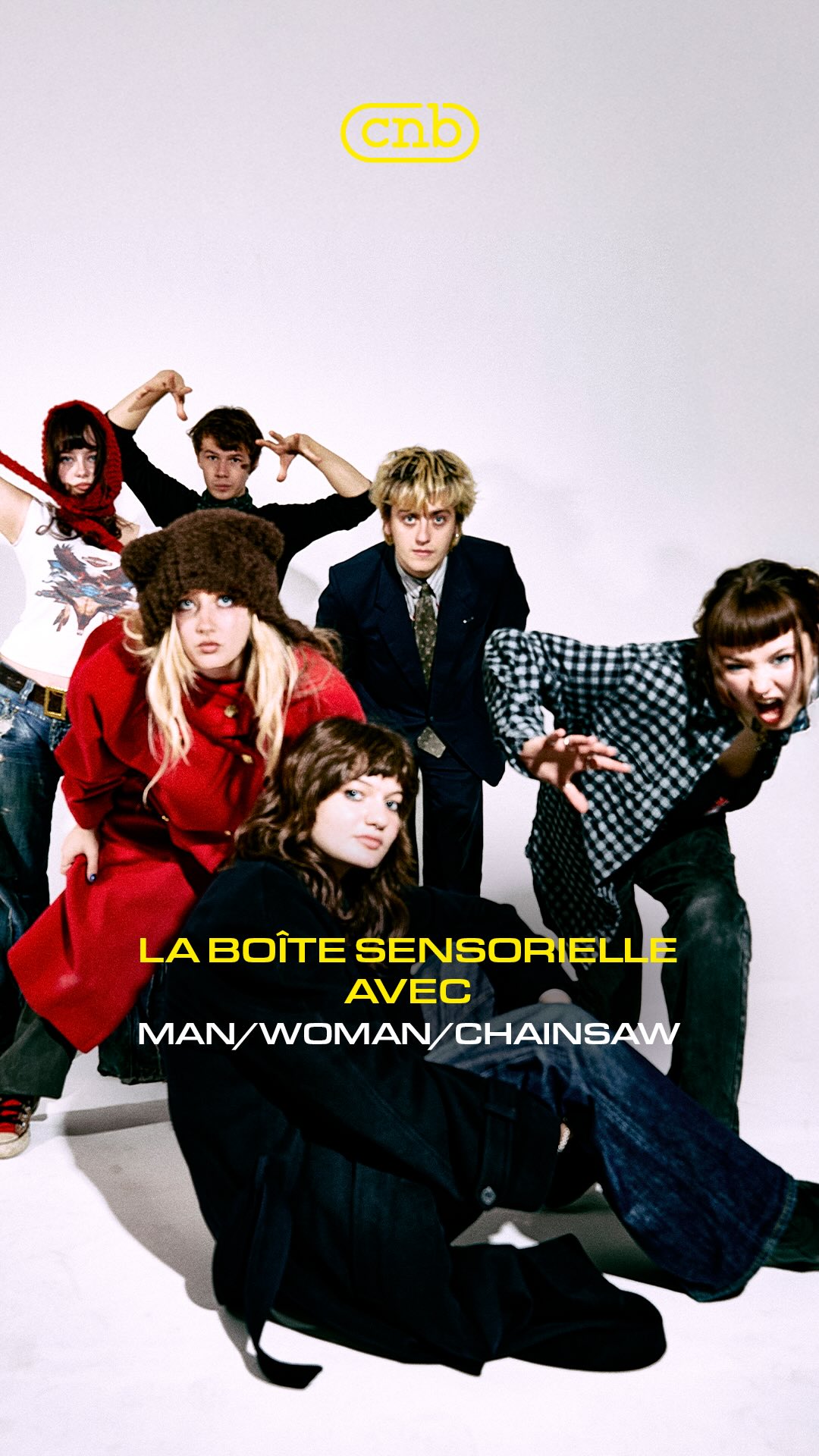 MAN/WOMAN/CHAINSAW X CNB
La toute fin des cinquante ans du Printemps de Bourges se fait sentir, et on a tendu la boîte sensorielle de CNB à l’un des groupes les plus excitants du moment !
@manwomanchainsaw , c’est un sextet londonien explosif qui fait un bruit d’enfer entre punk, cordes, chaos symphonique, et qui ont déjà la presse britannique à genoux… Et nous avec !
Ils ont ouvert la boîte, et dedans : des bananes, une peinture d’un renard, un bijou qui fait référence à un groupe bien connu…
Un univers aussi éclectique qu’imprévisible, exactement comme leur musique. Un groupe qui s’apprête à rejoindre les plus grands !
📸 Charlie & Charlie
#manwomanchainsaw #printempsdebourges