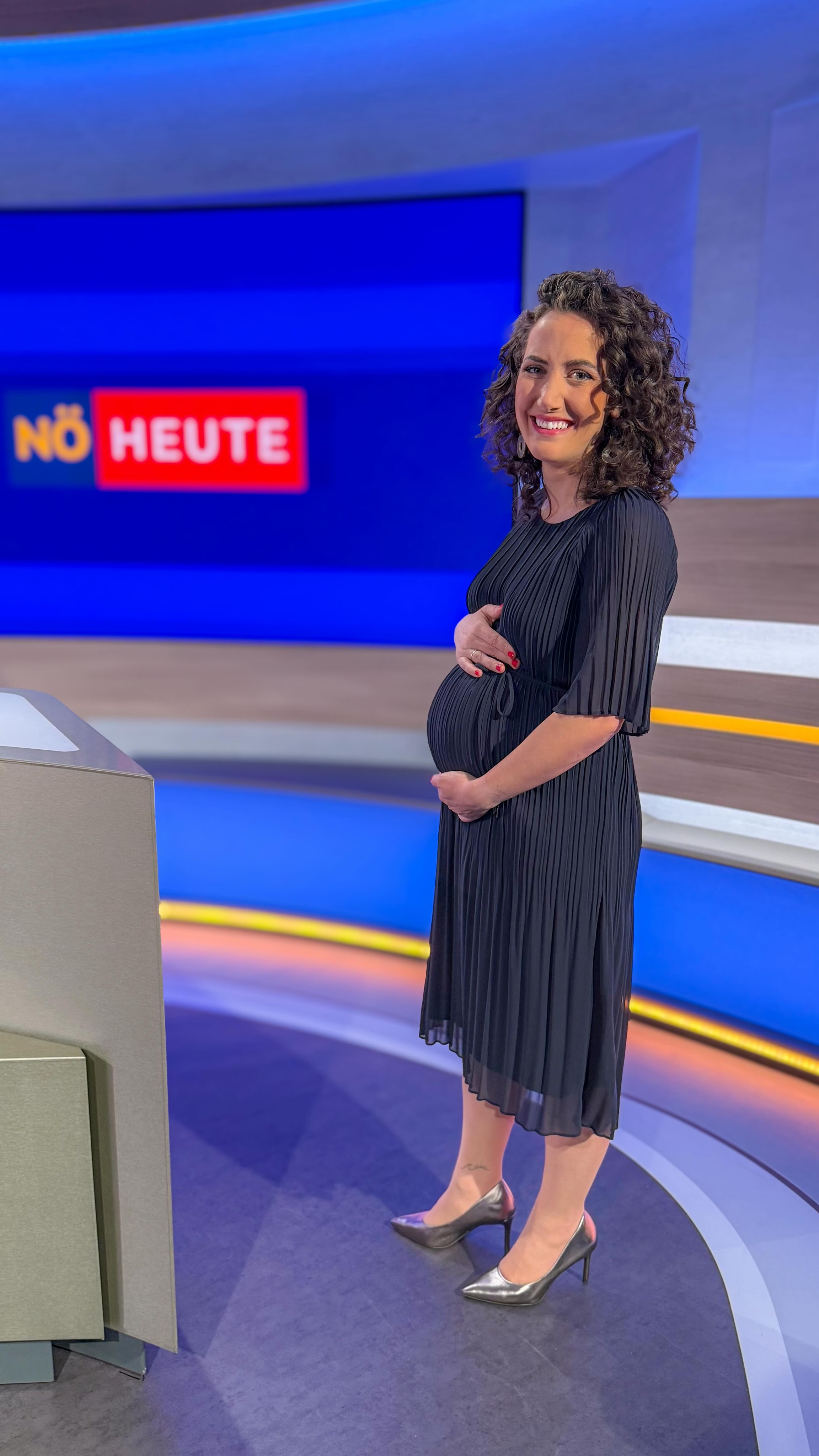 T a d a a a a 🤰 Erst gestern wieder gehört: „Im Fernsehen sieht man gaaaar nichts.“ Dann habt ihr mich wohl einfach noch nicht von der Seite gesehen. 😂 Finde allerdings, dass man es auch so sieht wenn man genau schaut…
.
.
.
.
.
#schwanger #julibaby #liebeimbauch #liebemeinenjob #orfnoe