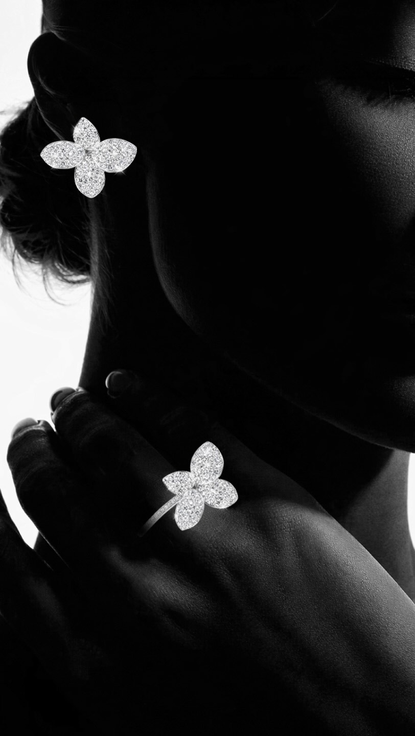 Where diamonds bloom and emeralds glow. A celebration of floral brilliance, refined colour, and timeless elegance, brought together in a collection designed to captivate from every angle.
Crafted to shimmer with grace, and made for those who appreciate beauty in its most exquisite form.
📞 012 460 7231📧 mmf@alexa.co.za🌐 www.viennajewellers.com
#ViennaJewellers #DiamondJewellery #EmeraldAndDiamond #WhiteGoldJewellery #FloralJeweller