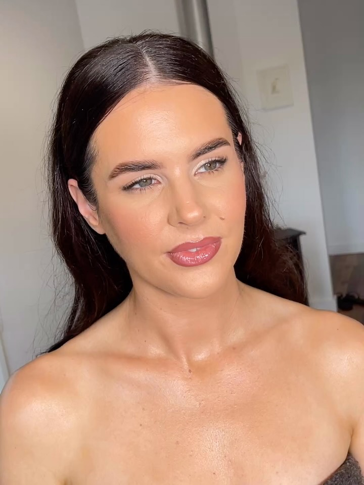 Skin focused 🫧
Base @diorbeauty
Brows @anastasiabeverlyhills
Blush @patricktabeauty
Bronze @taniellejai
Lips @makeupforever
Body @soldejaneiro