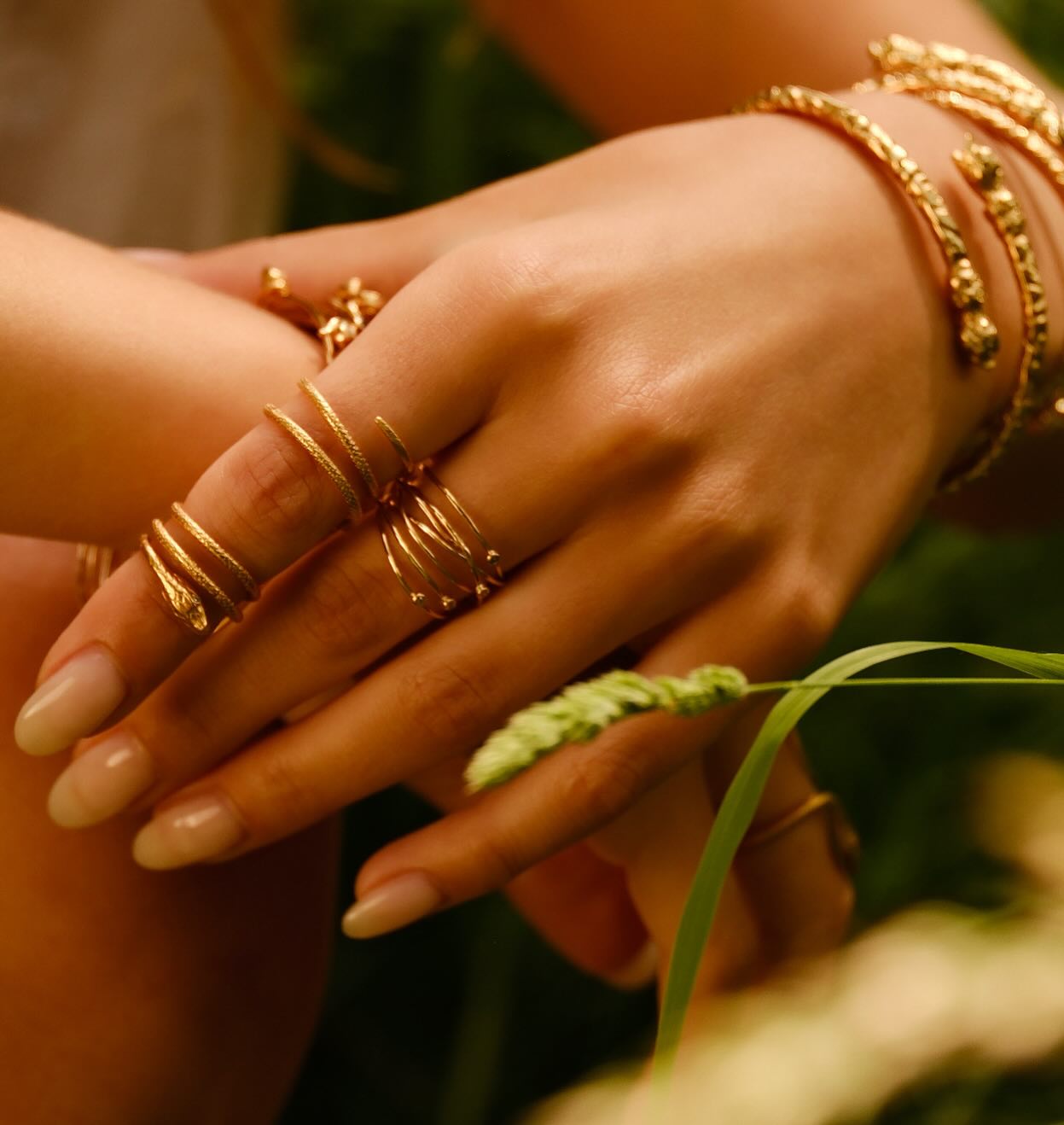 ✨La bague Serpent, libre et mouvante
🌙Elle s’enroule autour du doigt selon vos envies, se porte de différentes manières et change d’allure au gré de vos gestes. Une pièce vivante, symbole de transformation, de force et d’élégance instinctive.
✨À porter seule ou en accumulation, pour créer votre propre langage✨🌙
✨SCHADEJEWELLERY✨🌿