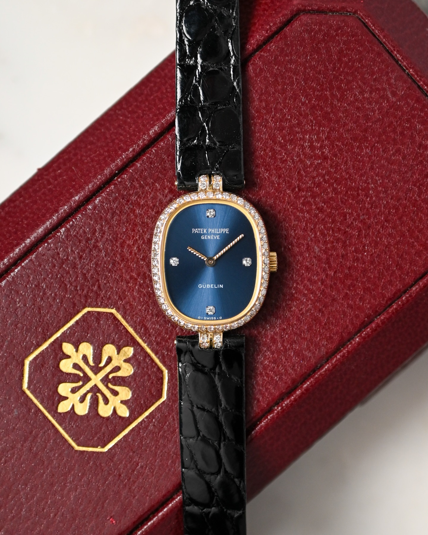 Live. An exceptional Ellipse by Patek Philippe. Yellow gold, factory-set with 60 diamonds, and a dial adorned with four diamond hour markers. Crystal-clear provenance. Complete with its original box and 1985 certificate confirming the Gubelin signature.
.
.
#patekphilippe #gubelin #4498 #gubelindial #patekgubelin