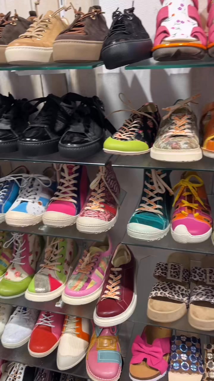 Höchste Zeit für Sommer und sommerfarben. Da is der mad mind für uns da #schuhe #traumpaare #geigerschuheundtextil #buylocal #nachhaltig