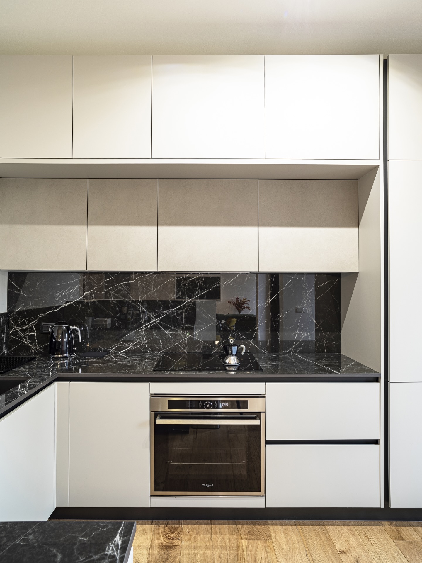 Una cucina pensata su misura, dove estetica e funzionalità si incontrano in un equilibrio essenziale.
Linee pulite e una palette materica elegante, dove il contrasto tra superfici chiare e il carattere deciso del marmo scuro crea un ambiente sofisticato ma accogliente.
Il nostro obiettivo è stato creare uno spazio elegante e senza tempo 👨🍳✍️
Scopri il progetto “Muratori” nella sezione Interior su www.chioccadesign.com 🏠