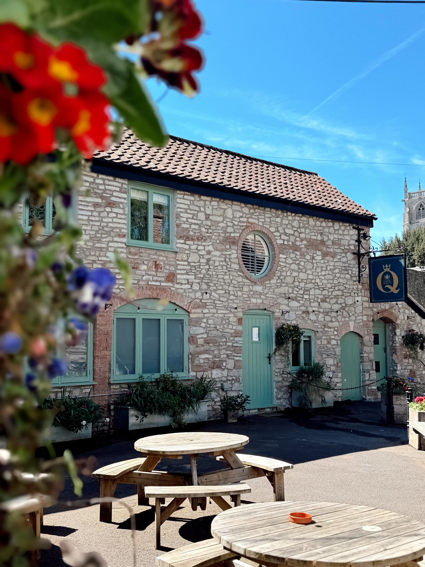 The weather just keeps on giving ☀️ The pub is calling your name… cold pints, good food and a spot in the sun 🍺 We’re also showing Arsenal vs Newcastle at 5:30pm if you fancy settling in for the match ⚽️