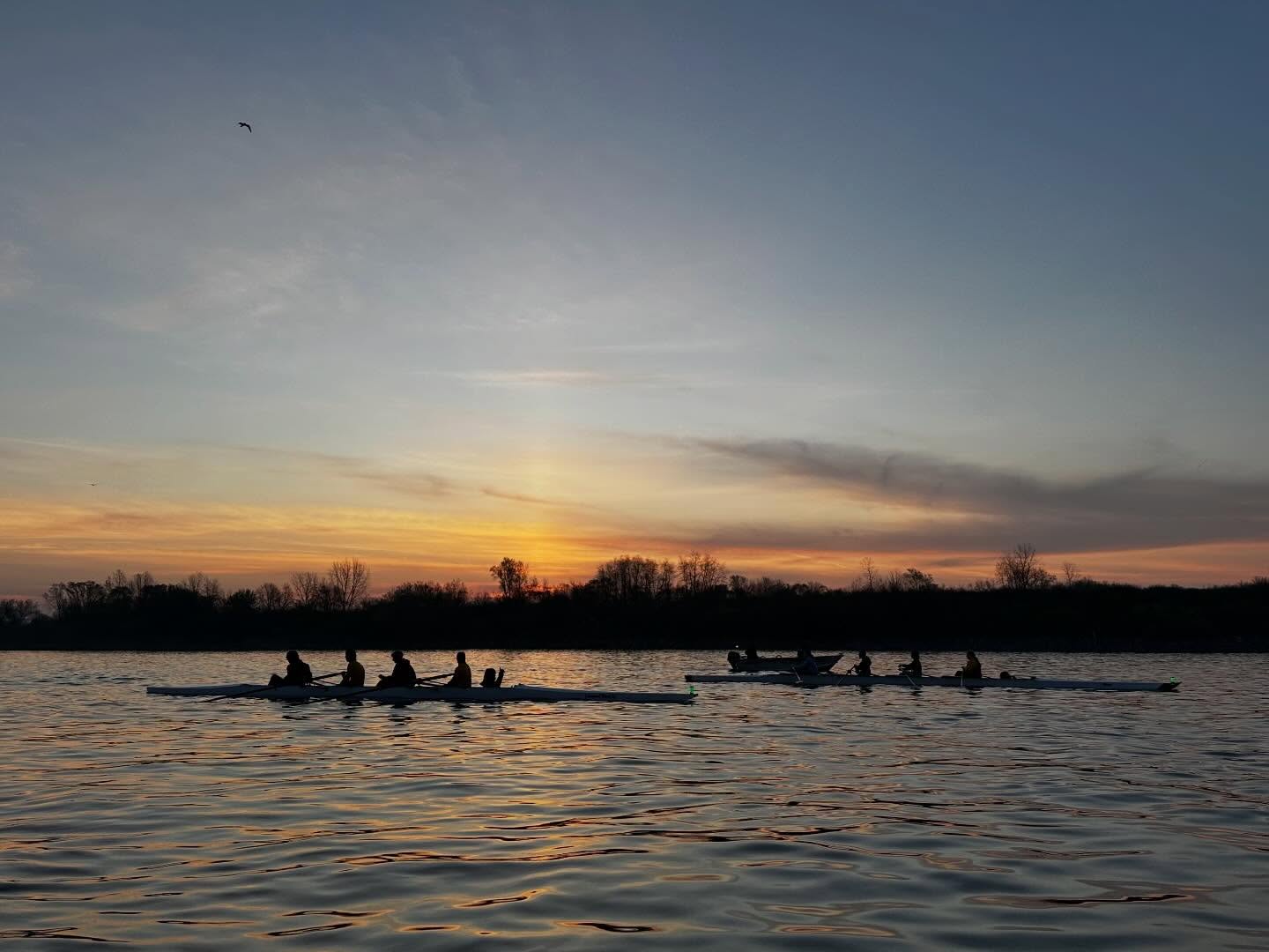 Morning meters. ๐ฃโโ๏ธ๐
#rowing #sunrise #trentoncrew