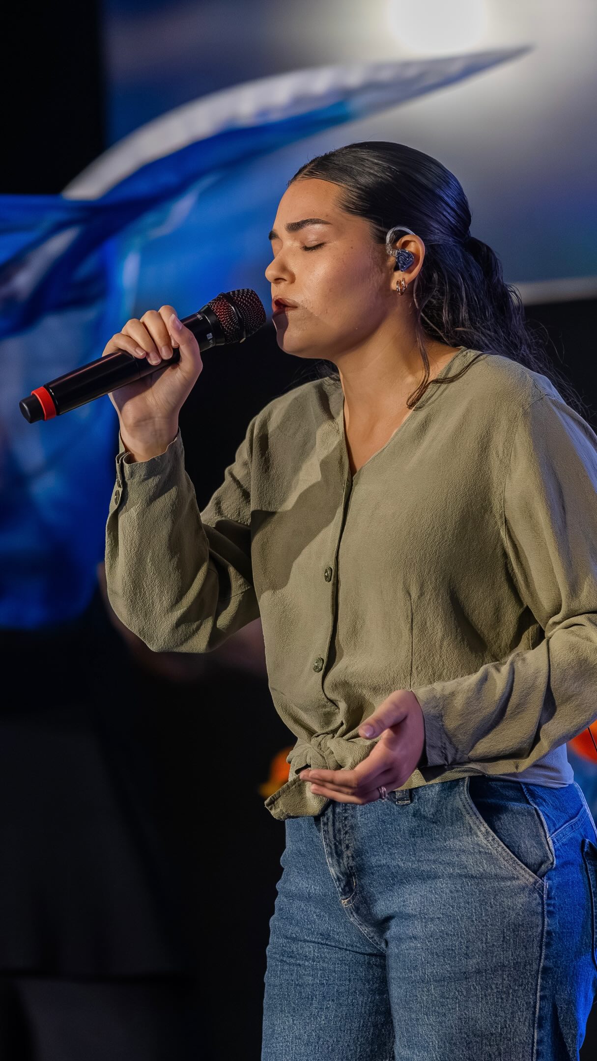 Now and forever, God You reign
Yours is the Kingdom, Yours is the glory