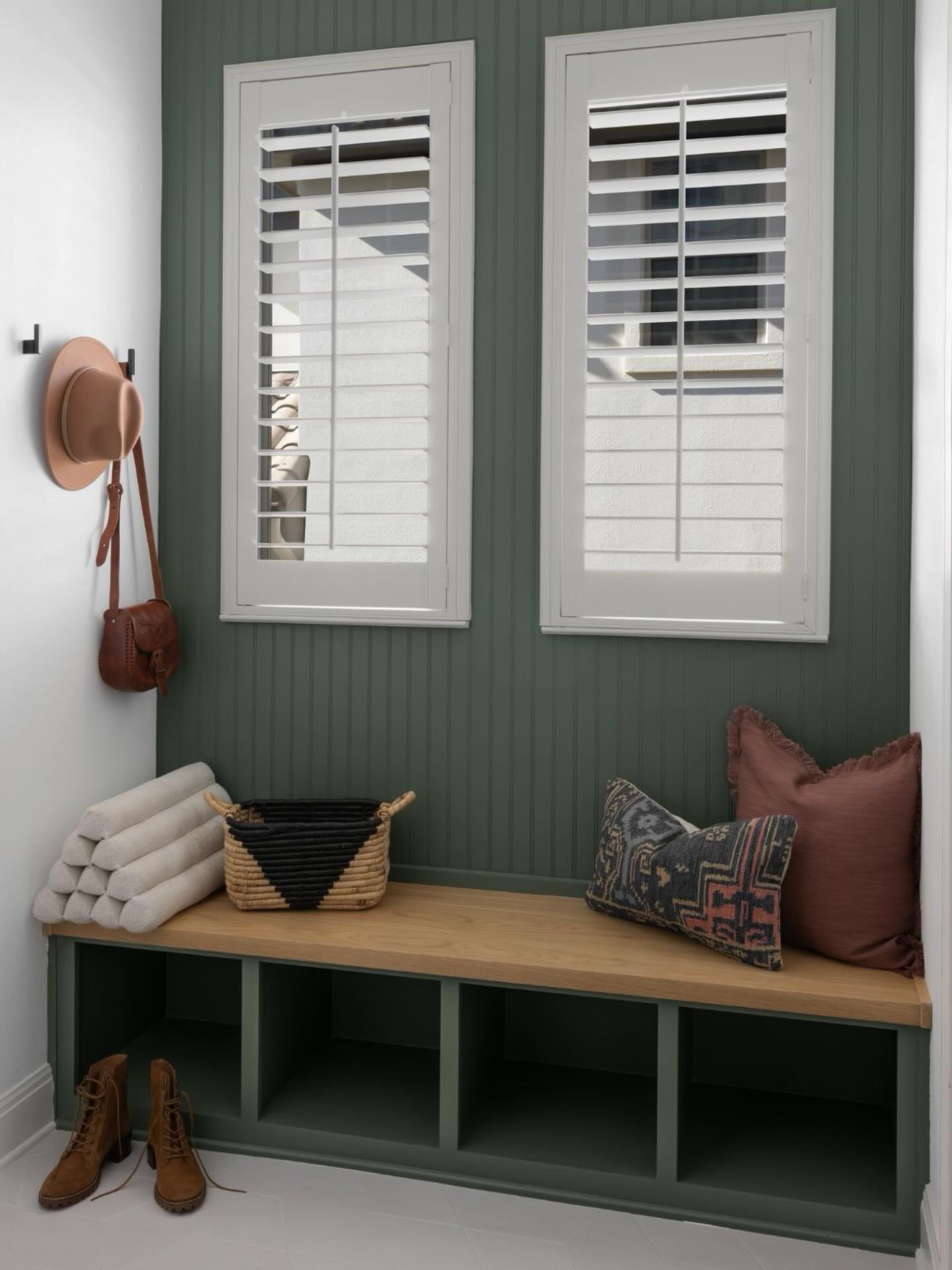 Throwback to this mudroom… quiet, warm, and exactly where you want to land at the end of the day. ✨🧥
Build: @ct.builders
—
#homesweethome #homeremodel #atx #atxinteriordesigner #austintexas