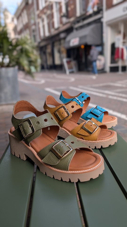 Dรฉ sandalen waar je deze zomer op gaat lopen โ๏ธ
Een chunky look, maar verrassend licht aan je voet ๐ฎโ๐จ
Dankzij de verstelbare gespen stel je ze helemaal perfect af.
Ontworpen รฉn geproduceerd in Portugal ๐ต๐น
En in Nederland exclusief bij ons verkrijgbaar.
Kom je ze passen in de winkel? Of stuur ons even een berichtje ๐ฉ
๐ Manelli schoenen
Zadelstraat 19, Utrecht
โฌ169,95