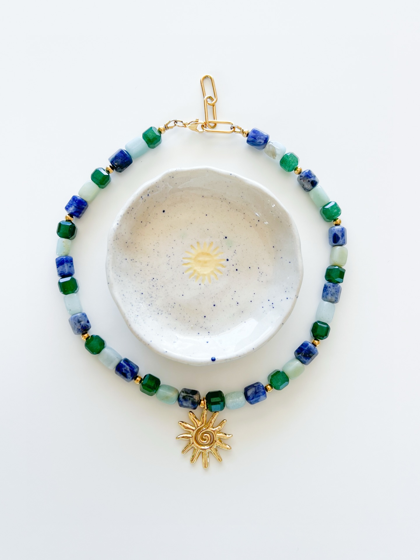 Le collier Esmée est de retour en stock ! 💙🩵💚