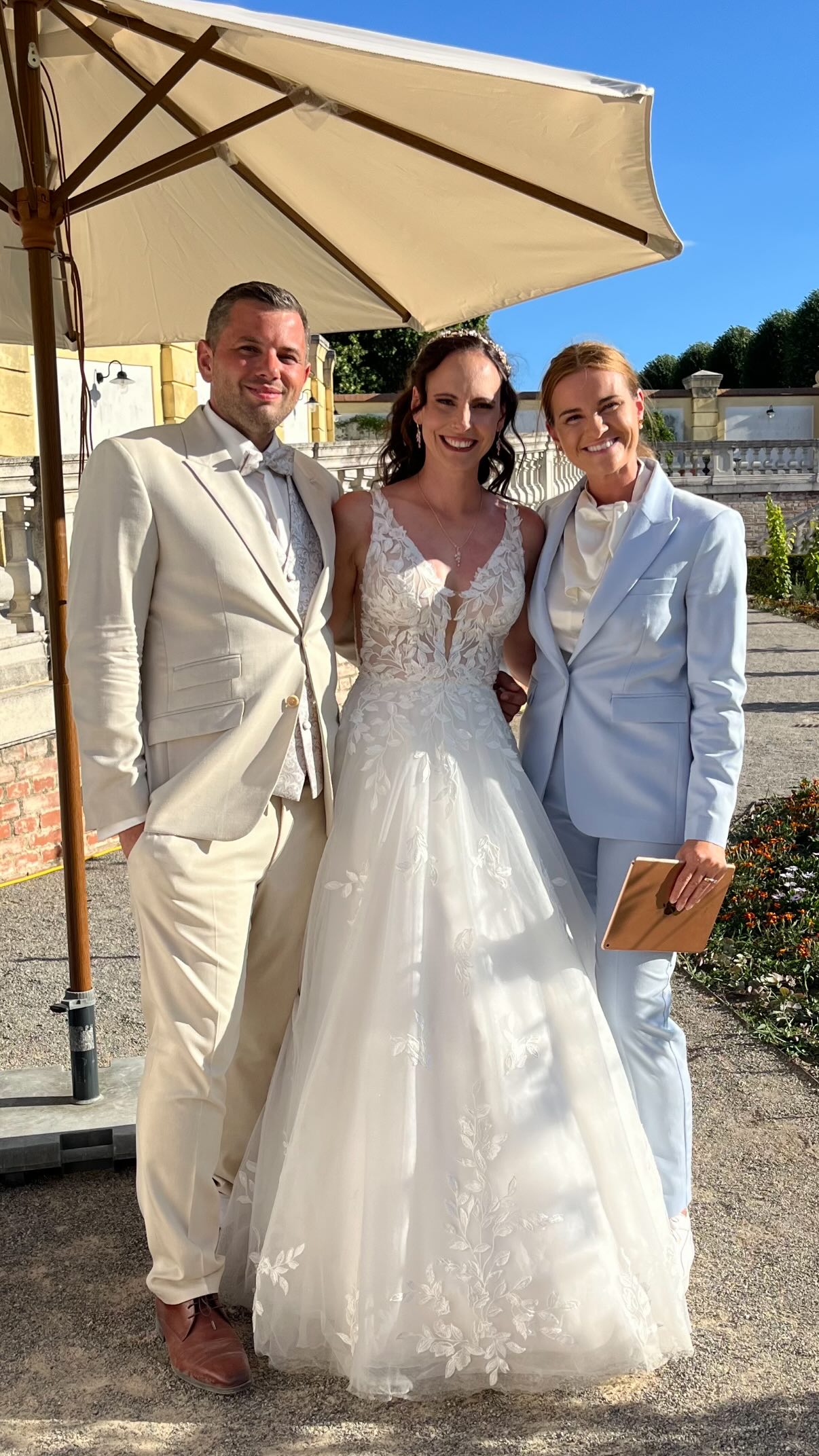Ein Blick hinter die Kulissen meiner Koordination: Von der Präzision beim Table Setting über die Gestaltung der Zeremonie bis hin zu den Highlights, die diesen Tag so besonders machen. Begleite mich beim Aufbau des Champagnerturms, dem Styling des Sweet Tables und all den exklusiven Details, die ich für das Brautpaar umsetzen durfte. Ein Einblick in die Arbeit vor Ort, die aus einer Vision ein perfektes Fest im Schloss Hof werden lässt.
#weddingplanner #weddingdaycoordinator #hochzeitsplanung #hochzeitslocation #tageskoordinationhochzeit