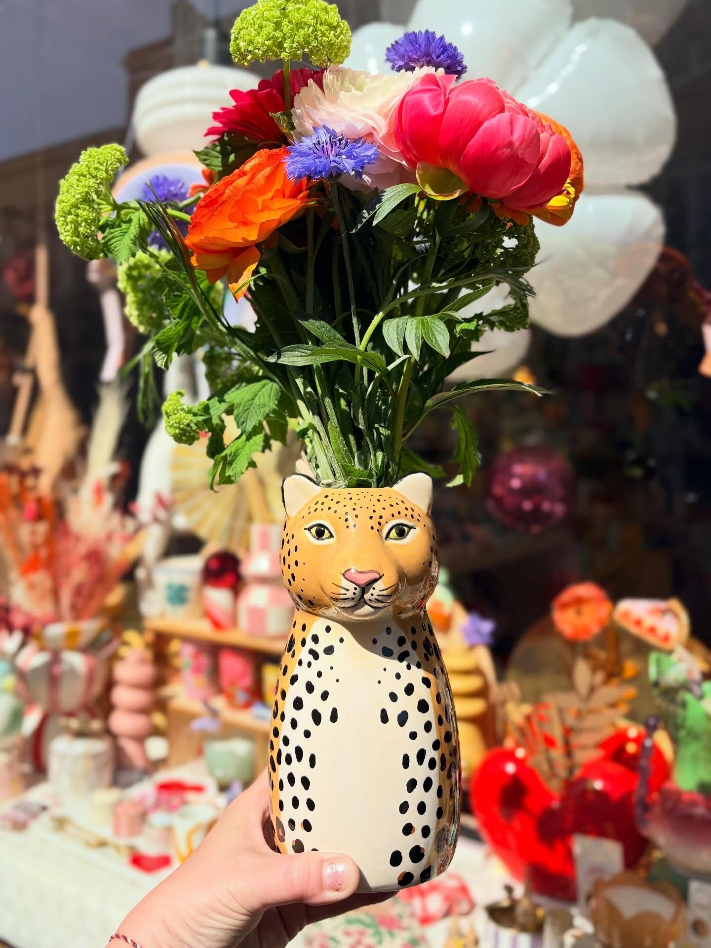 🌸🐆 Le coup de cœur qui fait son grand retour 🐆🌸
On a reçu plein de petites merveilles ultra régressives à la boutique et surtout, le léopard est enfin de retour 💛
Ce vase iconique qu’on adore, parfait avec un bouquet de fleurs bien coloré 🌷 ou même tout seul, parce qu’il fait déjà tout le job.
Nous avons également reçu pour agrandir le club des carafes marrantes, un chat et un second teckel super mignon 💕
📍 Le Puits d’Amour
113 rue Fondaudège – Bordeaux
Quartier Jardin Public
🕒 Du lundi au samedi : 11h – 19h
Passez nous voir en boutique 💛
Le Puits d’Amour, un concentré de couleurs, de jolies idées et toujours plus de love 💛