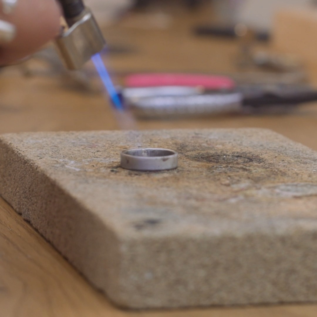 🇳🇱You can do this too! Make your own jewelry or wedding ring, using real goldsmithing techniques and tools. It is such a nice souvenir to take home, date idea, fun family outing or Mothersday activity. See you soon?
🎥 by @andres.ns 👏