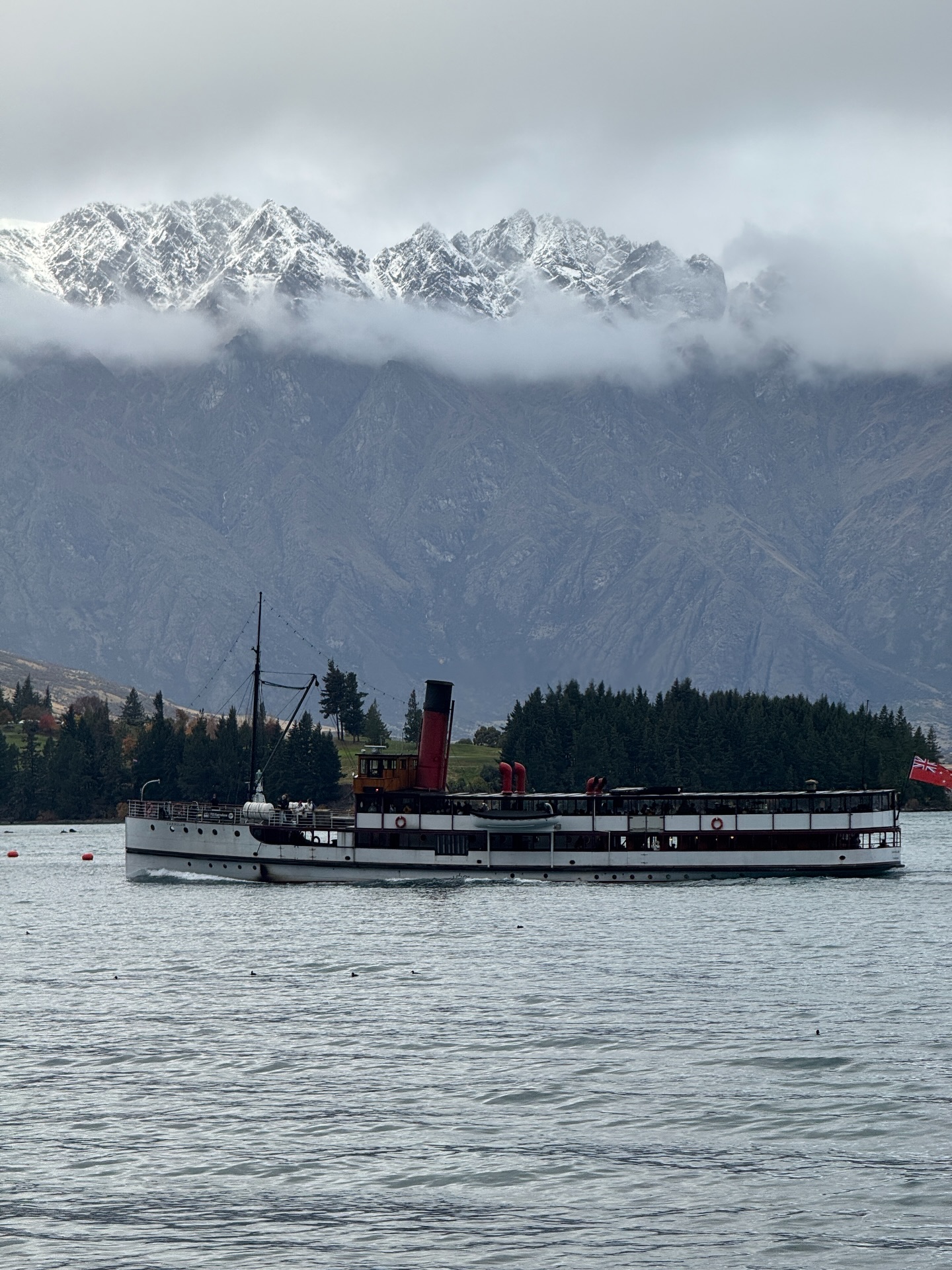 Queenstown, c’est la capitale de l’aventure en Nouvelle-Zélande, entre lac, montagnes et activités outdoor dans tous les sens.
🍔 Impossible de repartir sans tester le burger le plus célèbre du pays : le mythique Fergburger.
Un arrêt simple… mais clairement incontournable !
#queenstown #fergburger #nouvellezelande #roadtripnouvellezelande