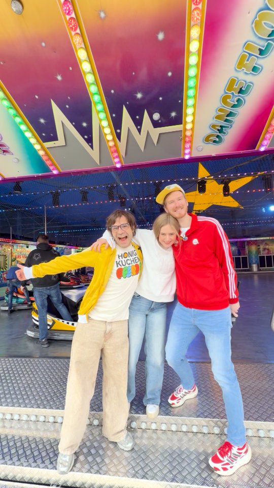 Hey, ihr habt euch gewünscht, dass wir ein Feature mit Ena Kinderlieder machen – und euer Wunsch ist uns natürlich Befehl! 🎤✨
Wir haben die Überraschung direkt für sie vorbereitet… und sagen es ihr auf eine ganz besondere Art: im Autoscooter! 😄🎡
Seid gespannt, wie sie reagiert – das wollt ihr nicht verpassen!
#honigkuchenpferde #kinderlieder #jahrmarkt #musikfürkinder #autoscooter