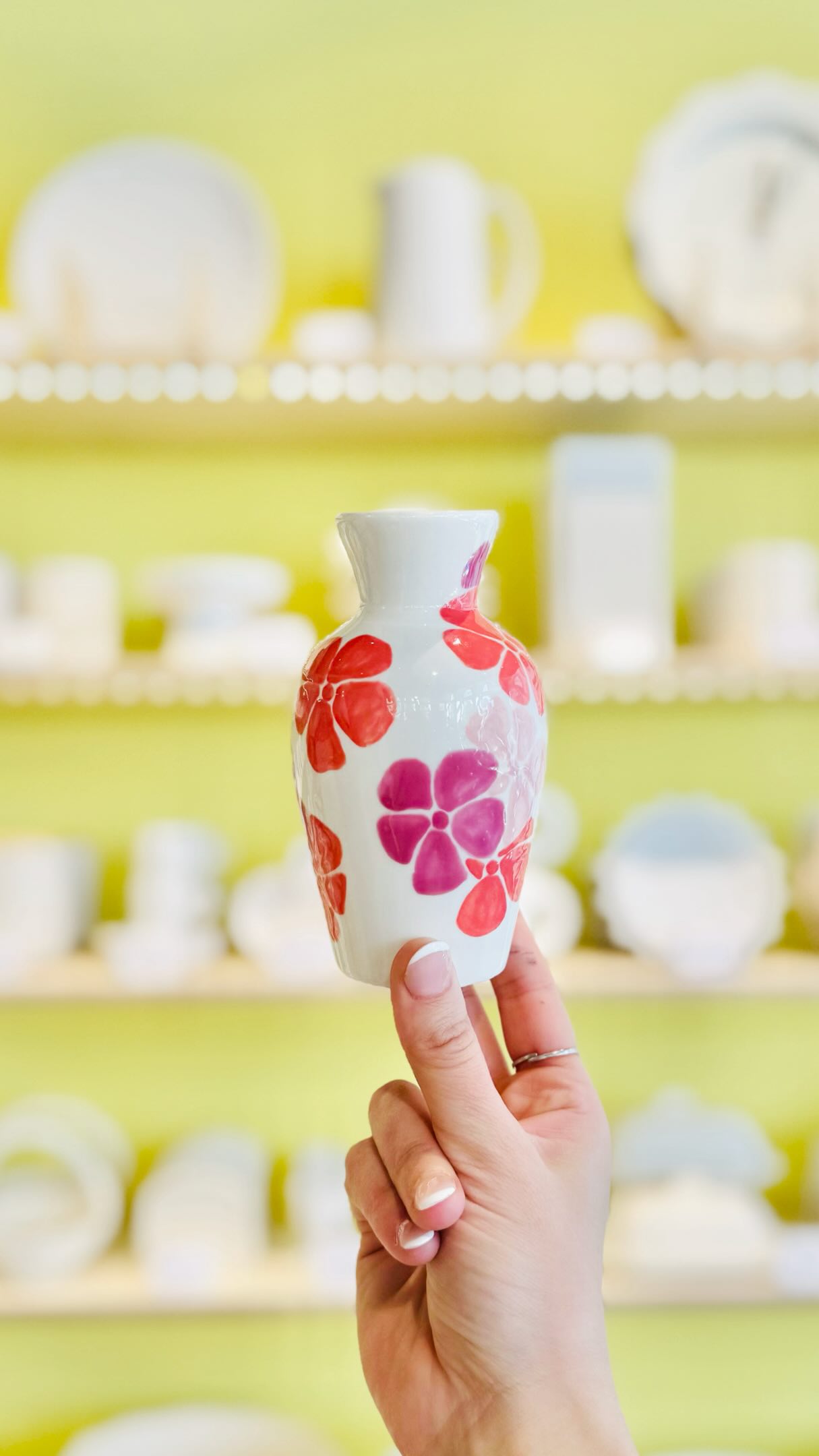 ✨ Une seule pièce… mais des centaines de versions possibles ♥️
Le vase Mona, c’est le parfait combo :
🎨 facile à peindre
💫 ultra canon
🌈 et 100% personnalisable selon votre style
Minimaliste, coloré, graphique, girly, fleuri…
À chaque séance, vous nous bluffez avec votre créativité 😍🤯
C’est ça la magie Manifik :
👉 une base simple de céramique
👉 votre imagination débordante
👉 un résultat unique et personnel
Alors, quelle sera VOTRE version du vase Mona ?
✨ Réservez votre session sur manifik.fr et venez révéler l’artiste qui est en vous ♥️
céramique café - peinture sur céramique - atelier créatif - activité créative - loisir créatif - diy france - fait main - céramique addict - idée cadeau - sortie strasbourg - activité strasbourg - moment entre amis - activité en famille - créativité - hand made - feel good activity - manifik céramic café - vase - déco intérieur - diy home - art therapy - activite insolite
