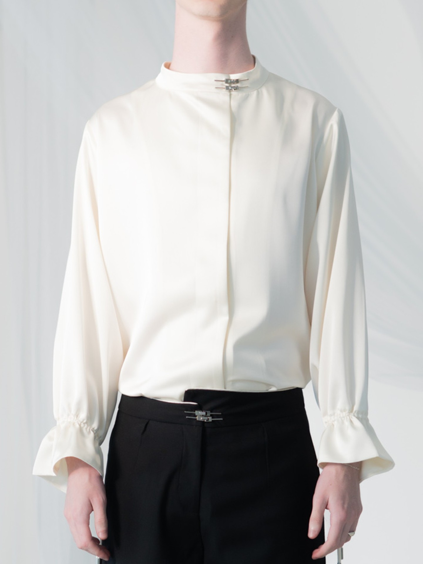 📸 FOMA COLLECTIVE | INK Satin Blouse by Indistinc
@indistinct.au
A refined expression of fluidity and form ✨
The INK Satin Blouse by Indistinc embodies quiet luxury through thoughtful design and cultural storytelling. Crafted in a soft, weighty satin, the silhouette features an off-centre opening that allows for versatile styling — worn open as a lapel, closed to the collar, or layered as an elevated outer piece.
Inspired by the richness of landscape watercolours, the fabric reflects depth beneath simplicity — a signature of designer Katherine Jiang’s approach to contemporary design rooted in heritage.
Finished with an invisible placket and adjustable drawstring cuffs, every detail is considered for both comfort and sophistication.
Available in Black and Off-White
Made in Australia
🛍️ Explore the FOMA Collective: https://www.fomacollective.com/
A garment designed to adapt, evolve, and express — effortlessly.
#FOMACollective #Indistinc #AustralianDesign #LuxuryMinimalism #ModernHeritage #SlowFashion #MadeInAustralia #ElevatedEssentials #ContemporaryFashion
