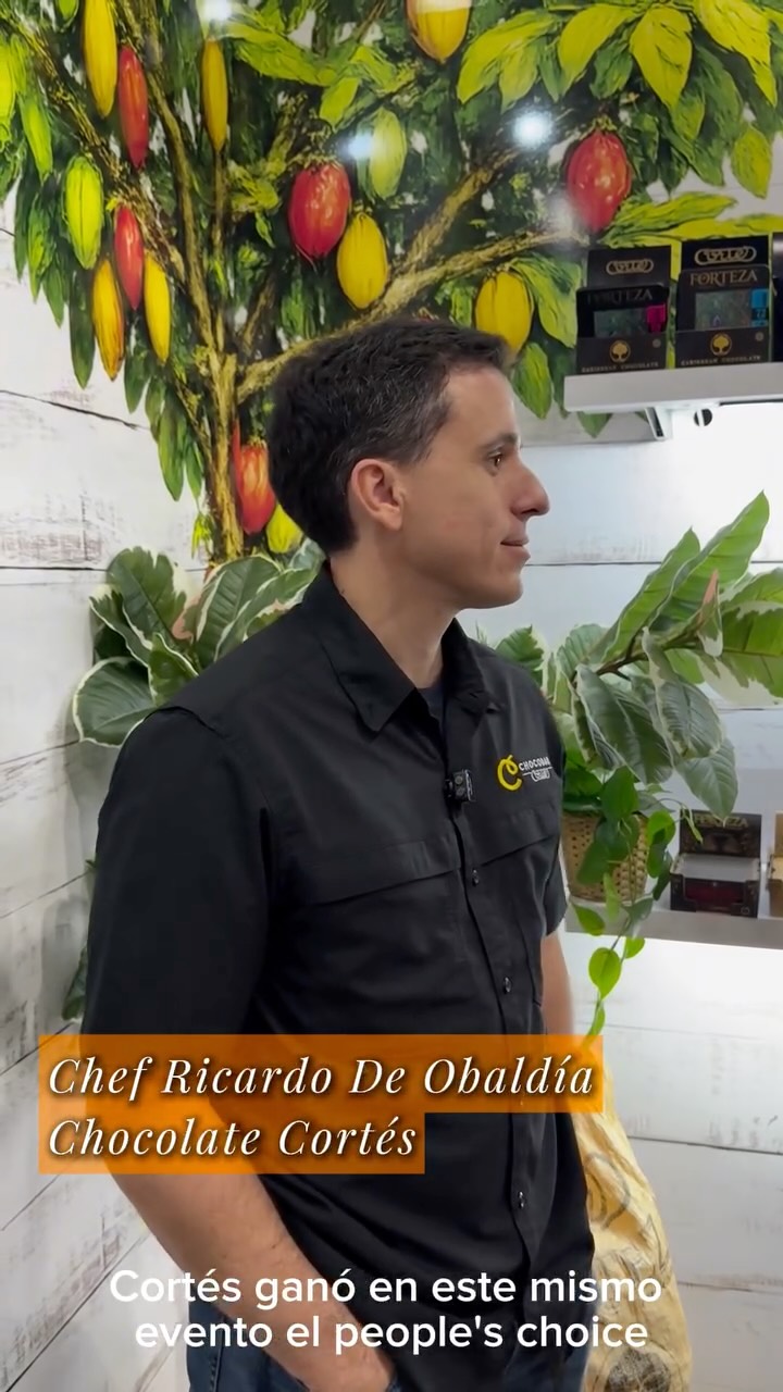 Y así cerramos nuestra serie desde el @coffeechocolateexpo con Chocolate Cortés. @chocolatecortespr 🍫💛
En este último video, el chef Ricardo De Obaldía nos cuenta por qué la marca sigue siendo la favorita del público, llevándose nuevamente el primer lugar en el Best Chocolate People’s Choice Award.
También hablamos de innovación, evolución y lo que se necesita para mantenerse relevante sin perder la esencia. Recuerden, el link del artículo está en mi BIO. 🔗#periodistagastronómica #puertorico🇵🇷 #coffeeandchocolateexpo