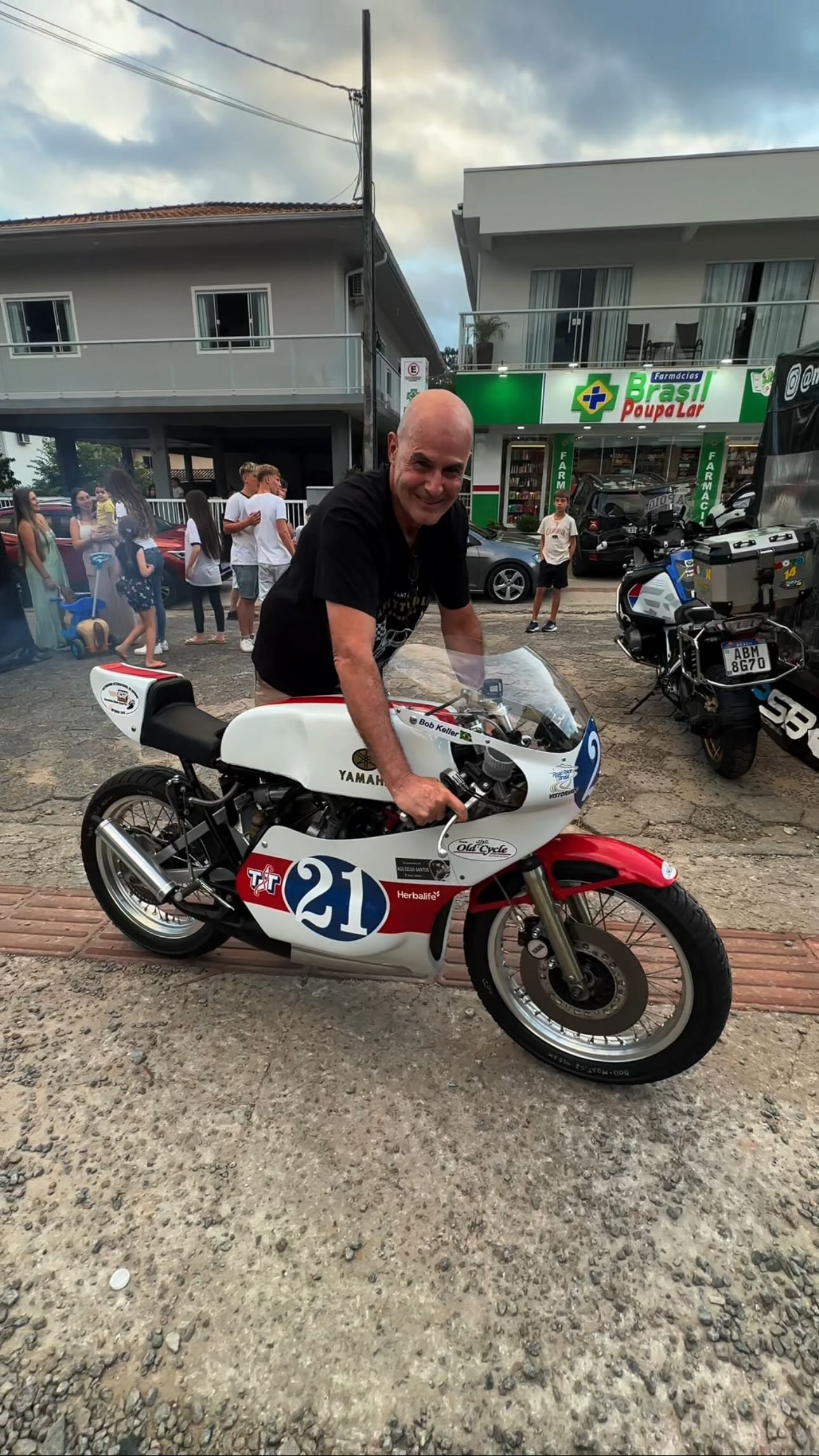 Quem não gosta do som de uma clássica?
Na Road Racing Brasil, a categoria das clássicas trouxe um espetáculo à parte. Moto, história e personalidade em cada volta.
E os pilotos… simplesmente arrasaram.
Parabéns a todos os envolvidos por manterem essa essência viva dentro da corrida. 🏁🔥
