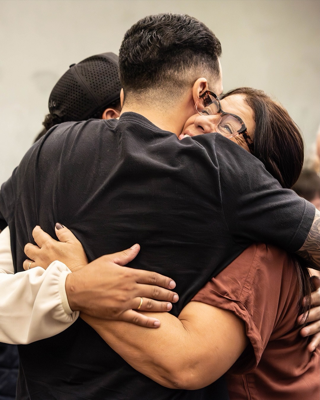 O Deus Filho é o caminho para nos aproximarmos do Pai. ✝️
No Ciclo de Consolidação, aprendemos a importância de permanecermos firmes em Cristo, crescendo na fé e vivendo o propósito que Ele preparou para cada um de nós. ♥️🙏
Jesus um dia escolheu morrer em nosso lugar, restaurando novamente a alegria, trazendo o perdão dos pecados e a salvação. 🫂
“Eu sou o caminho, a verdade e a vida. Ninguém vem ao Pai, a não ser por mim.” João 14:6 📖
📸 @_samiressantos
📝 @kmanicardilps12
#ies12 #m12 #igrejaelshaddai #ciclodeconsolidação #DeusFilho