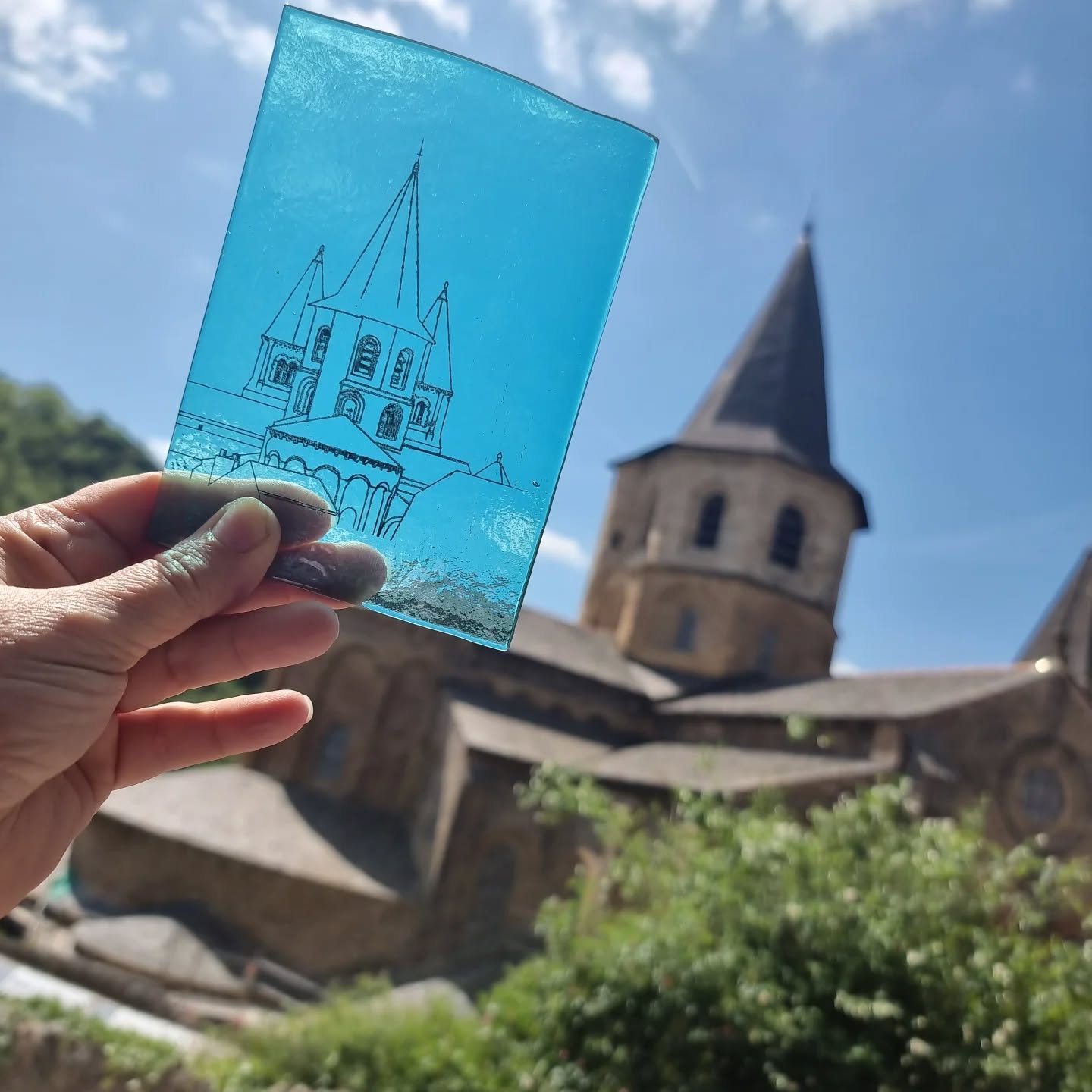 Conques à Conques !
C'est une journée fabuleuse, venez voir ma dernière œuvre à O'Fil de l'Art, à Conques.
@assoofildelart #conques #verrefusionné