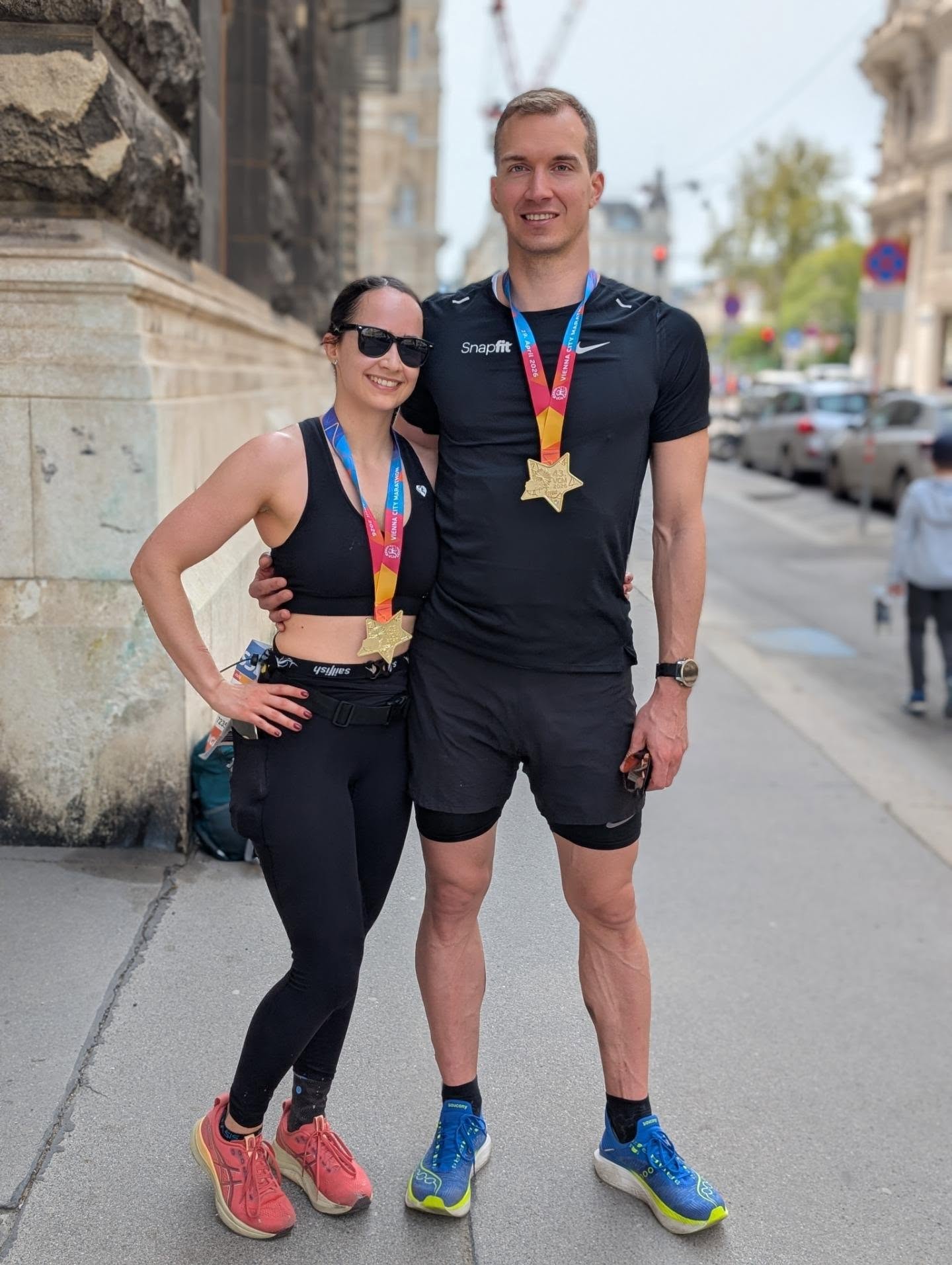 Erster Halbmarathon geschafft ✅🎉
Eigentlich bin ich nie viel gelaufen, aber habe mich spontan einen Tag vor meiner Sprunggelenks-OP im Oktober für den Halbmarathon angemeldet.
Die Vorbereitung war leider alles andere als optimal. Ich konnte wegen meiner Verletzung erst im Februar mit dem Laufen beginnen und war vor kurzem krank und auch heute noch nicht ganz fit. Ich war sehr froh, dass ich heute trotzdem starten konnte. 😊
Das Laufen hat sich echt gut angefühlt, nur waren die letzten Kilometer hart. 🙈 Ich war insgesamt trotzdem viel schneller, als ich erwartet habe.
Mein Freund Thomas, der kürzlich in meinem Podcast "Rein pflanzlich" zu Gast war, hat mich mit vielen hilfreichen Tipps und Trainingsmotivation unterstützt. 😊
Die Trainings mit dem @teamvegan.at waren in den letzten Wochen auch sehr hilfreich. 🌱
Danke ❤️
Die richtige Sporternährung macht natürlich auch einen großen Unterschied! Damit kenne ich mich selbst ziemlich gut aus, was sehr praktisch ist. 😃 Es ist aber immer wieder spannend auch am eigenen Körper zu erleben, wie viel die richtige Ernährung ausmachen kann. Ohne die vielen Kohlenhydrate wäre es heute deutlich anstrengender geworden!