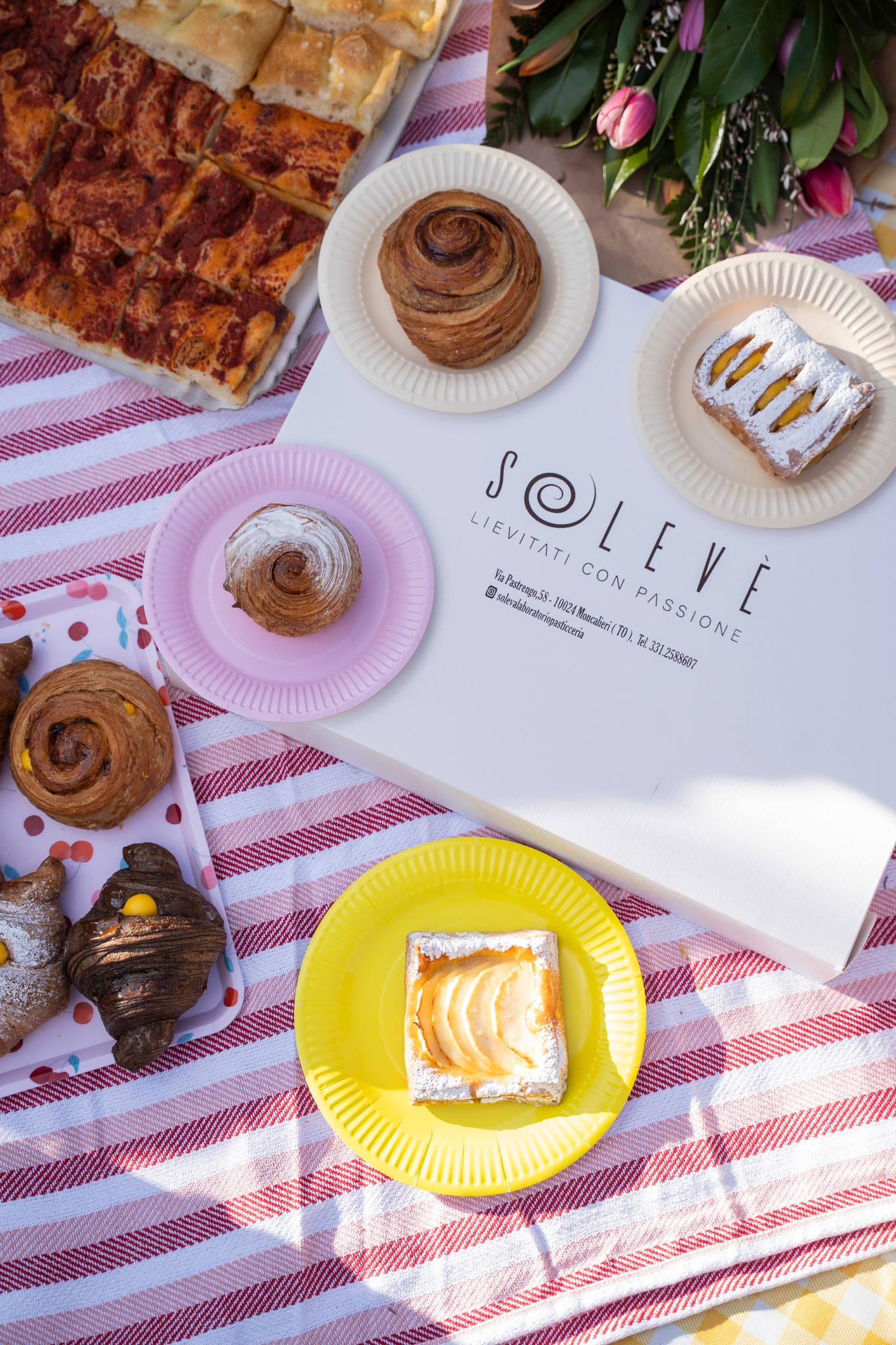 Una coperta, un po’ di sole… e la tua box Solevè. 🤍
I dolci che ami, pronti da portare con te,
per trasformare un semplice momento all’aperto in qualcosa di speciale.
Apri la box, scegli il tuo preferito…
e rendi dolce ogni secondo.
✨ Scrivici in DM o su WhatsApp per la tua box Solevè:
📞 +39 331 258 8607
✨ Passa a ritirarla in laboratorio oppure richiedi la consegna
📍 Via Pastrengo 58, Moncalieri