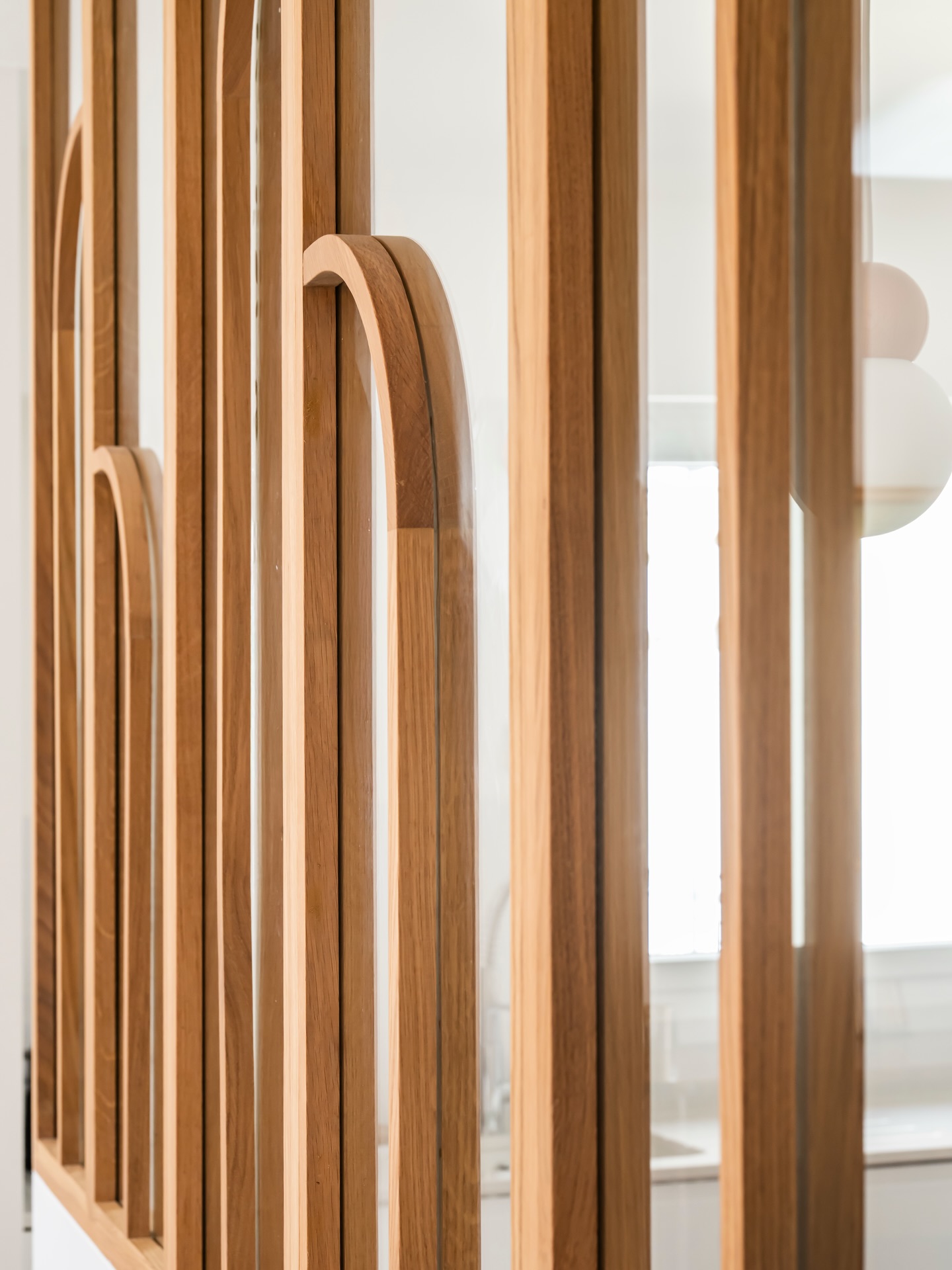 Un jeu d’équilibre entre ouverture et intimité.
Pensé comme une respiration au cœur de l’appartement, cet espace cuisine s’articule autour d’une verrière en bois dessinée sur mesure. Ses lignes verticales et ses arches délicates instaurent un rythme, presque architectural, qui structure la perspective sans jamais l’alourdir.
La lumière circule librement, révélant une palette volontairement épurée où le blanc dialogue avec la chaleur du bois. Chaque élément trouve sa place avec justesse : des suspensions sphériques qui ponctuent l’espace, au plan snack qui prolonge naturellement les usages.
Un projet où la simplicité apparente révèle un travail précis des proportions, des matières et des détails.
#designminimaliste #parisarchitecture #decohautdegamme #architectedinterieur #livingwithstyle
Sous le regard du talentueux @julien_pepy_photographe
Verrière réalisée par @atelier_georges_agencements