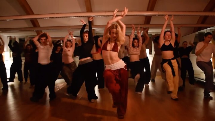 A full class group moment - because honestly, dance wouldn't be the same without people sharing their passion for it. It's always so special to feel the whole group, every single soul giving their all ✨ thanks for dancing with me, always.
Choreography: @thisisgoaldigger
Studio: @empire.dance.vienna
Camera: @chris.alvar
Outfit: @ssonder.clo (use my code REESA10 to get -10% off every purchase 💋)