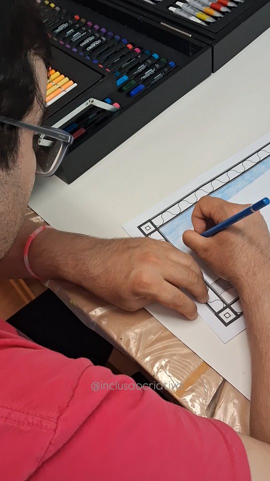 Para desenhar, não é preciso ter pressa. Cada um tem o seu tempo, o seu próprio ritmo e a sua maneira única de ver o mundo.
Fiquei encantada com este jovem incrível do @ceeria1976 , que com muito gosto desenhou a cidade da Nazaré de memória, no evento DIA dos Super-heróis na @bibliotecamunicipalnazare. No seu próprio tempo, ele comunicou muito além das palavras, transmitindo toda a beleza e a emoção que sentia através do traço. Gratidão pela arte proporcionar voz, expressão e inclusão a todos! 💙